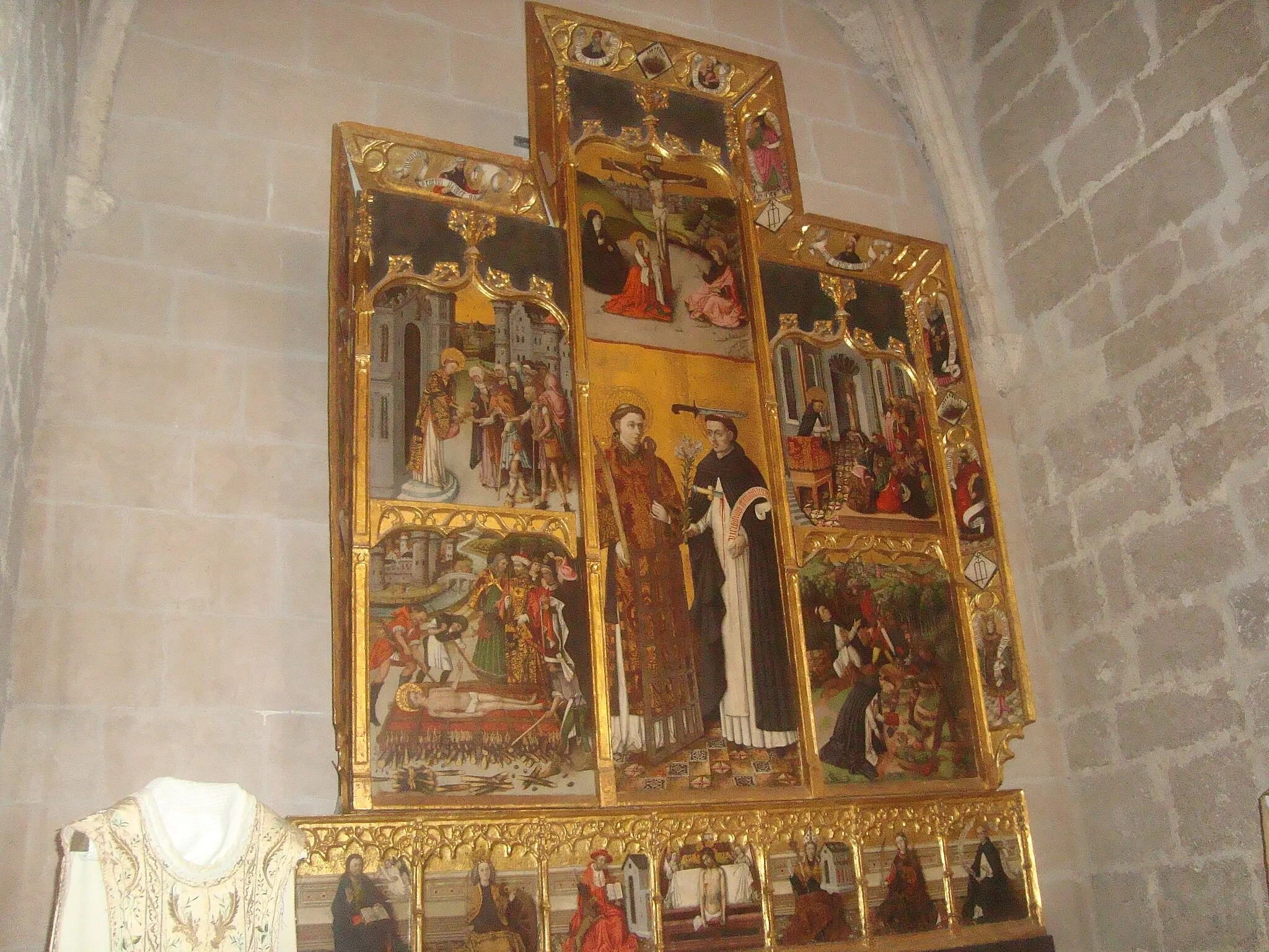 Photo showing: La iglesia parroquial de Catí posee uno de los mejores retablos pintados del siglo XV, con la particularidad de ser obra del afamado artista valenciano Jacomart, pintor del rey Alfonso V.Iglesia Parroquial de la Asunción de María