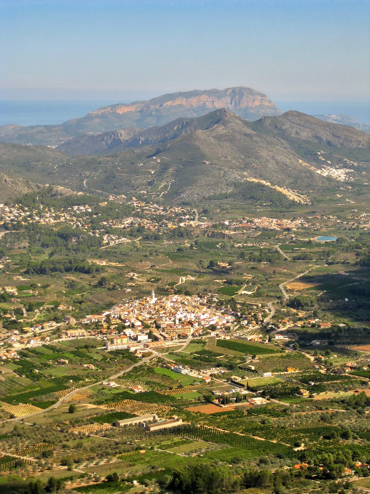 Photo showing: View of Parcent (Valencian Country, Spain) with Montgó peak in the background.
Vista de Parcent (Marina Alta, País Valencià) i el cim del Montgó al fons.