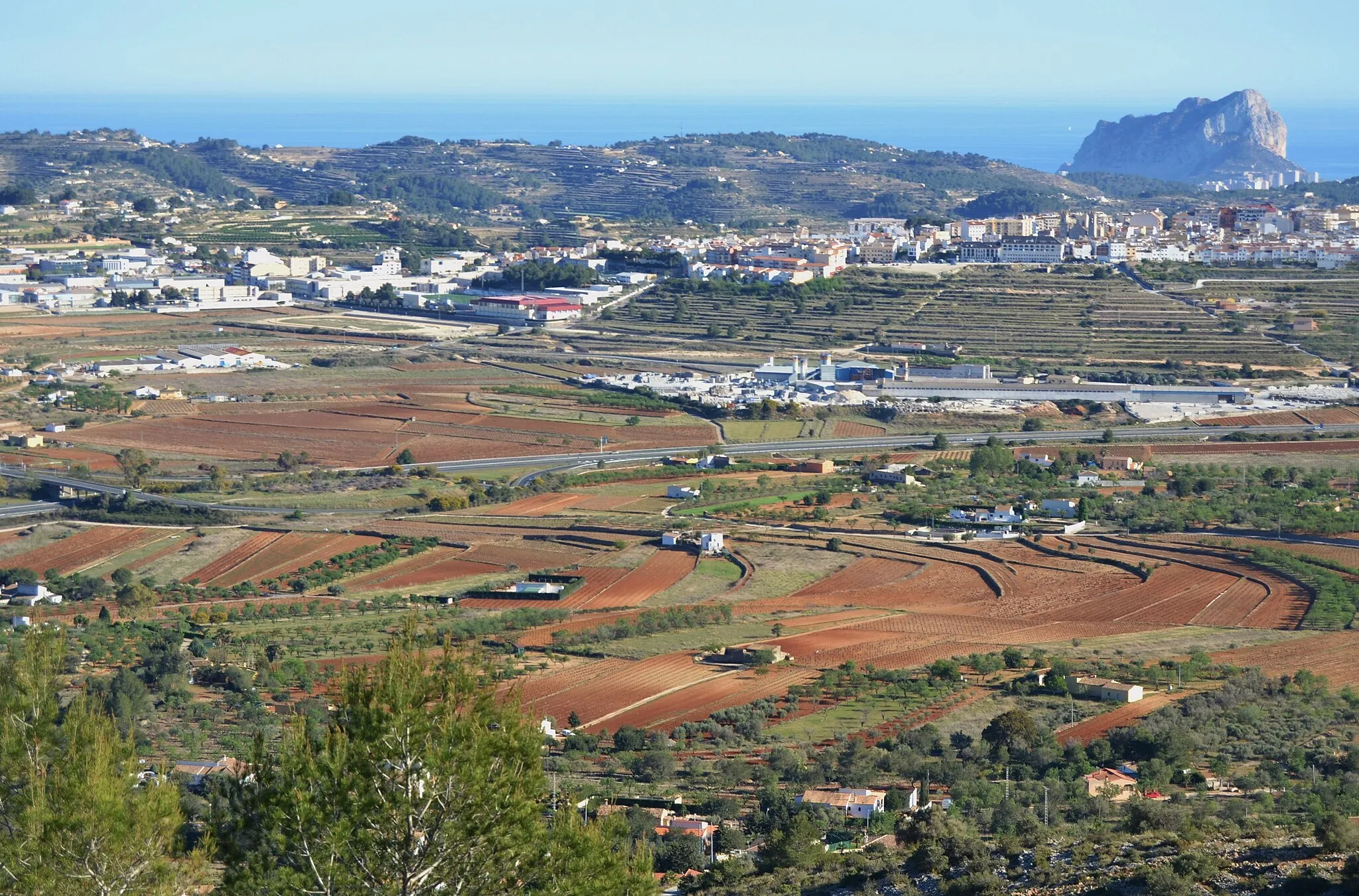 Photo showing: Benissa i el penyal d'Ifac vistos des del Murtalet de Senija.