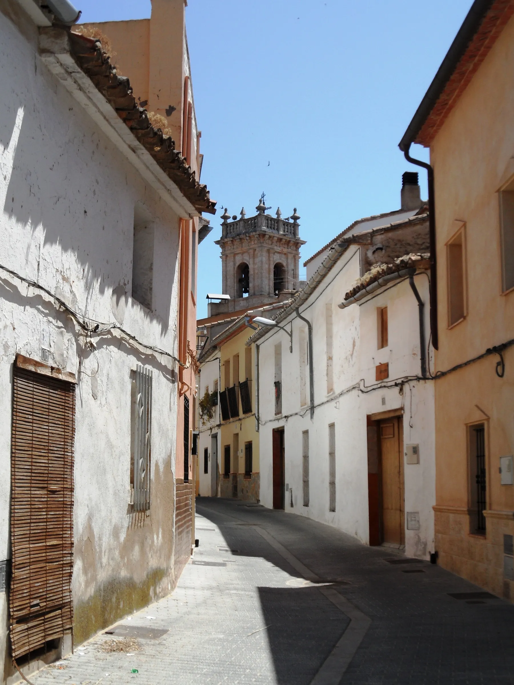 Photo showing: Carrer de Sant Cristòfol i església de la Nativitat a la Font de la Figuera.