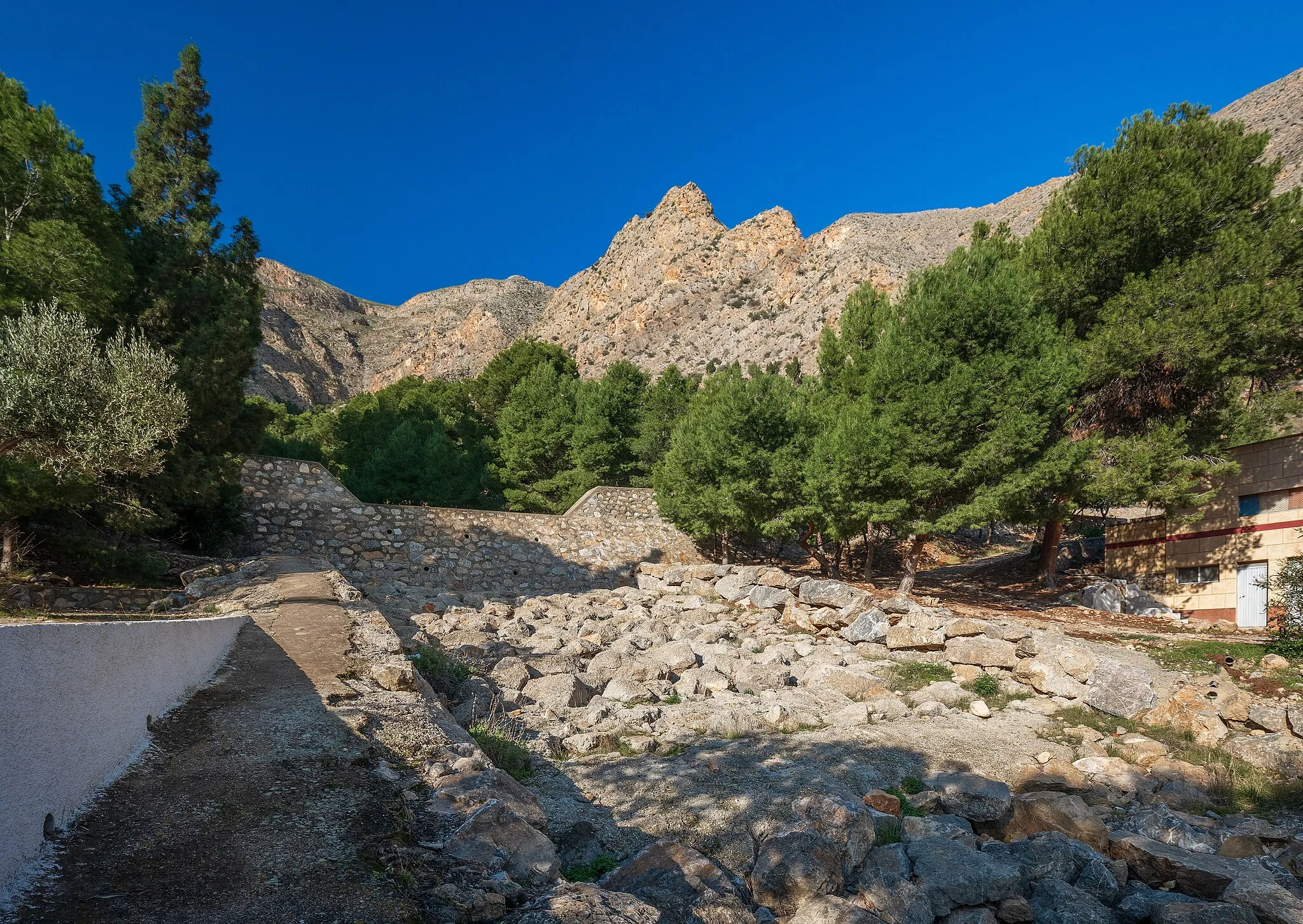 Photo showing: A large drop structure for the waterflow of La Rambla in Paraje Natural La Pilarica in Sierra de Callosa mountains in Callosa de Segura, Alicante, Spain, 2022 January.