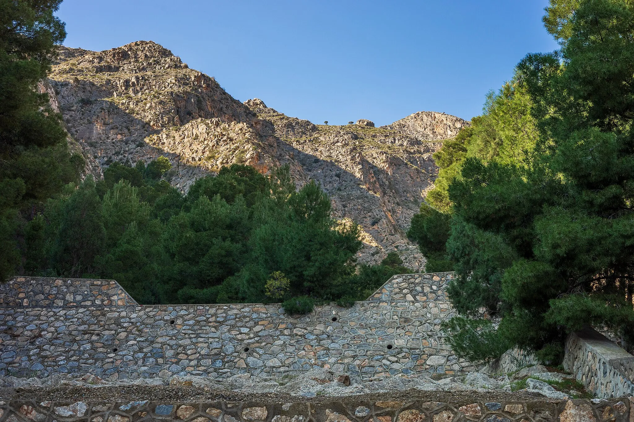 Photo showing: A large drop structure for the waterflow of La Rambla in Paraje Natural La Pilarica in Sierra de Callosa mountains in Callosa de Segura, Alicante, Spain, 2022 January.