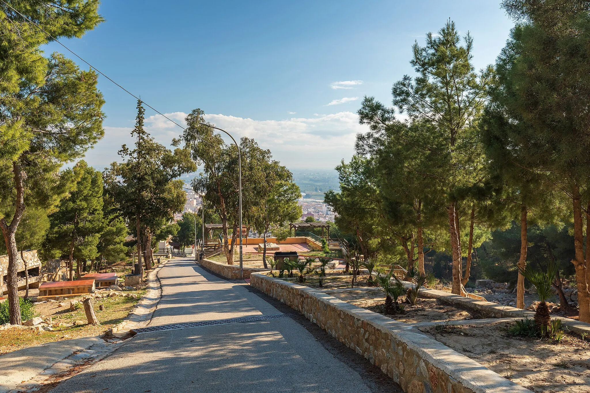 Photo showing: Calle Nuestra Señora del Pilar street leading down to the town center of Callosa de Segura in Paraje Natural La Pilarica park in Callosa de Segura, Alicante, Spain in 2022 January.