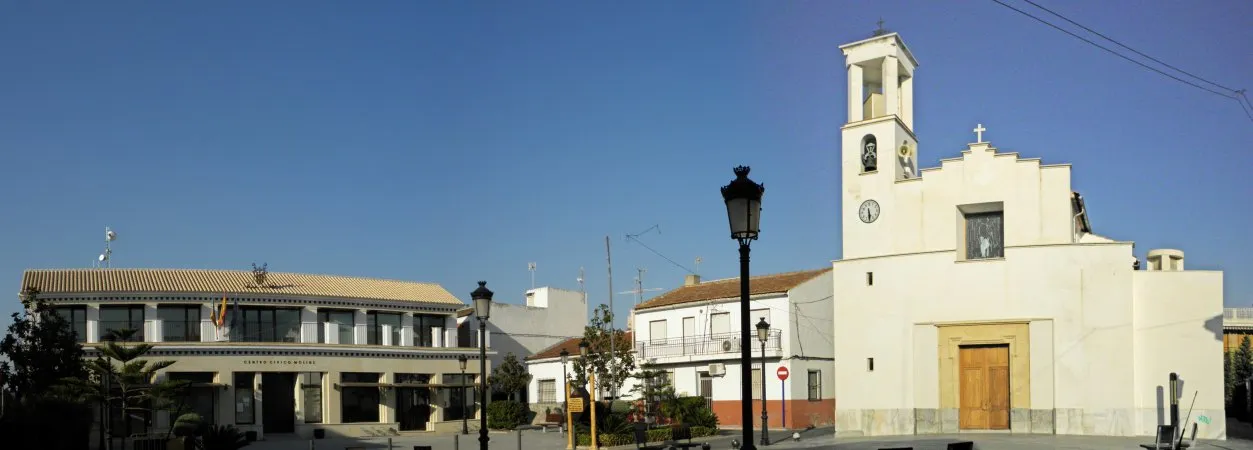 Photo showing: Centro social e iglesia