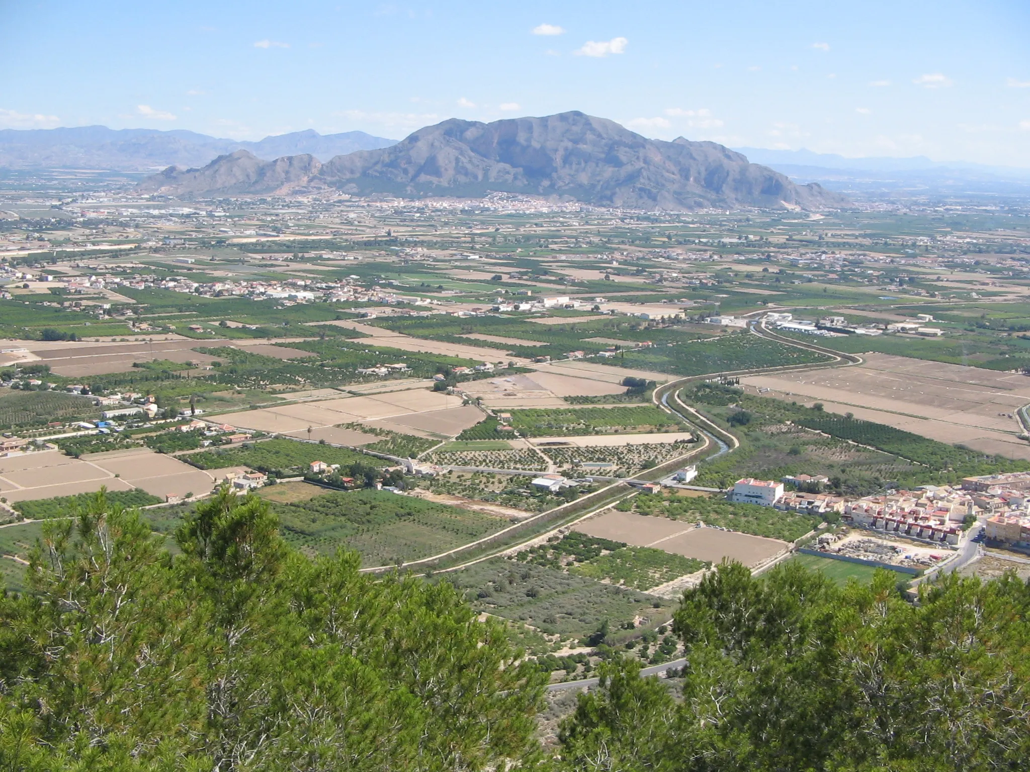 Photo showing: Redován con su sierra al fondo