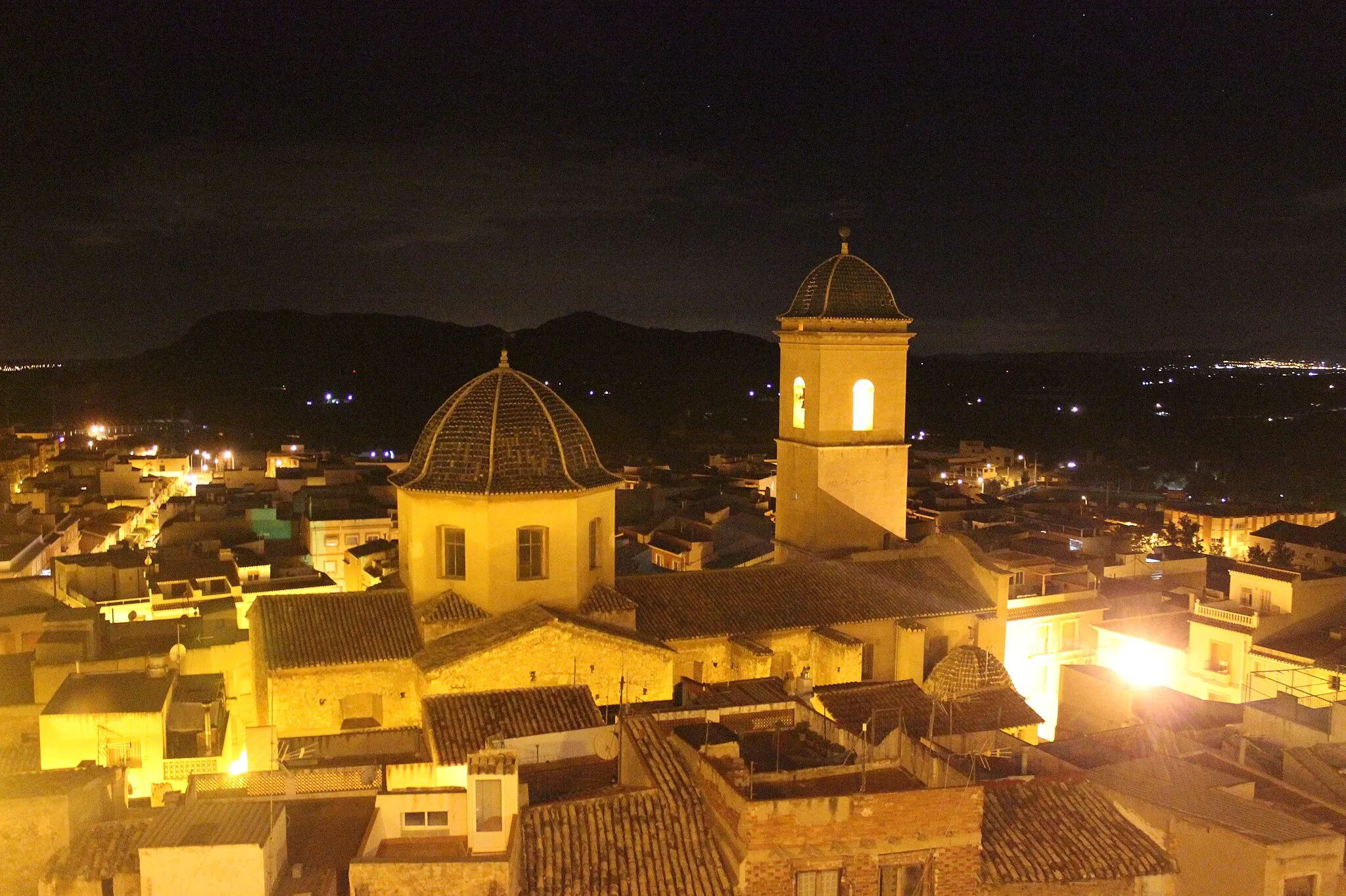 Photo showing: Nightview of Agost, with Saint Peter´s church, as seen from the Castle