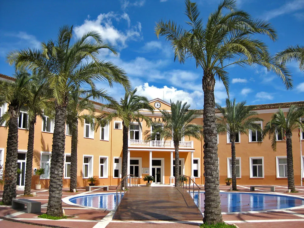 Photo showing: El Verger townhall (old school house), Valencian Country, Spain. Ajuntament del Verger (antic col·legi), Marina Alta, País Valencià.