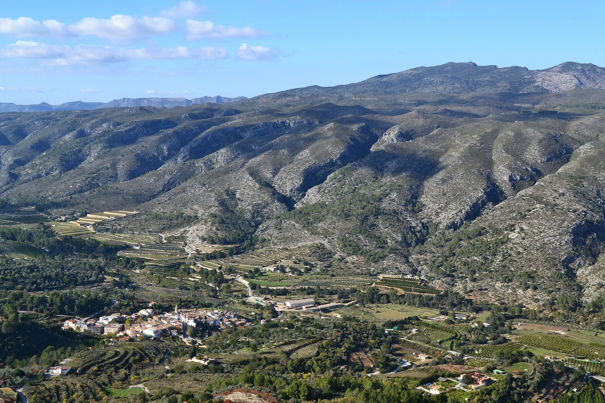 Photo showing: Benialí i la serra de l'Almirall, la Vall de Gallinera. Vista des del mirador del Xap.