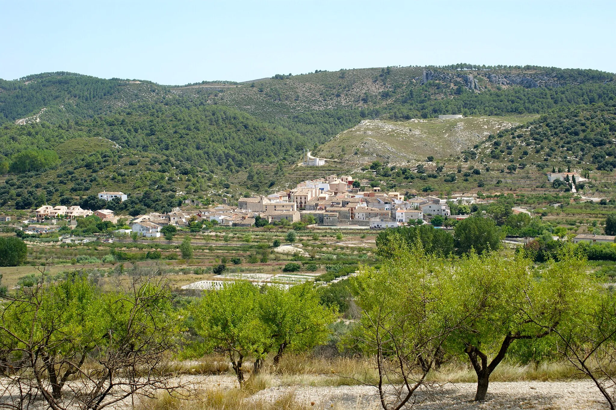 Photo showing: El xicotet poble d'Alcalà de la Jovada, vist des de la serra de la Penya Roja