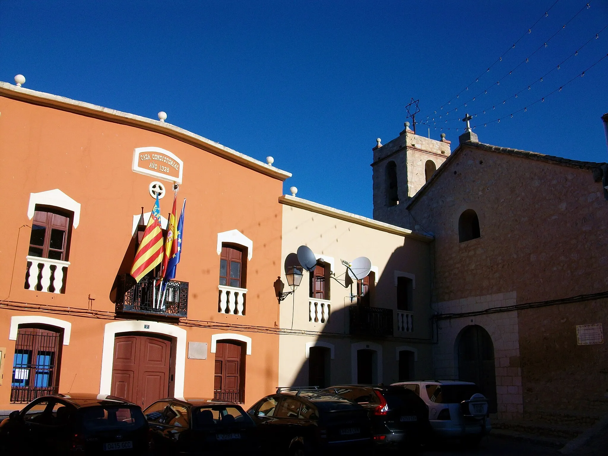 Photo showing: Ajuntament i església d'Alcalà de la Jovada, Vall d'Alcalà, Marina Alta.