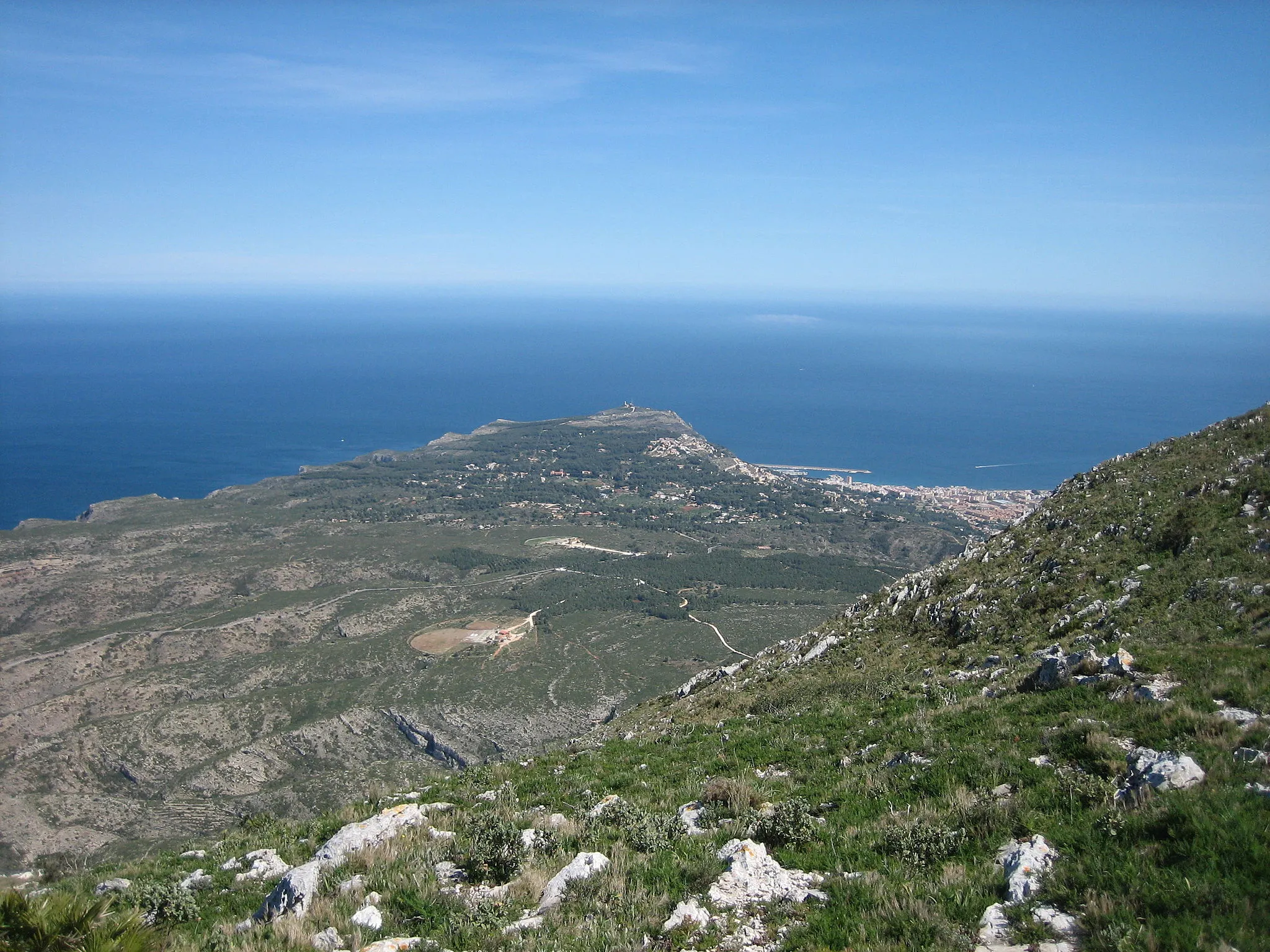 Photo showing: Fotografía del Cabo de San Antonio realizada desde la ladera este del Montgó, en la costa norte de la provincia de Alicante, España