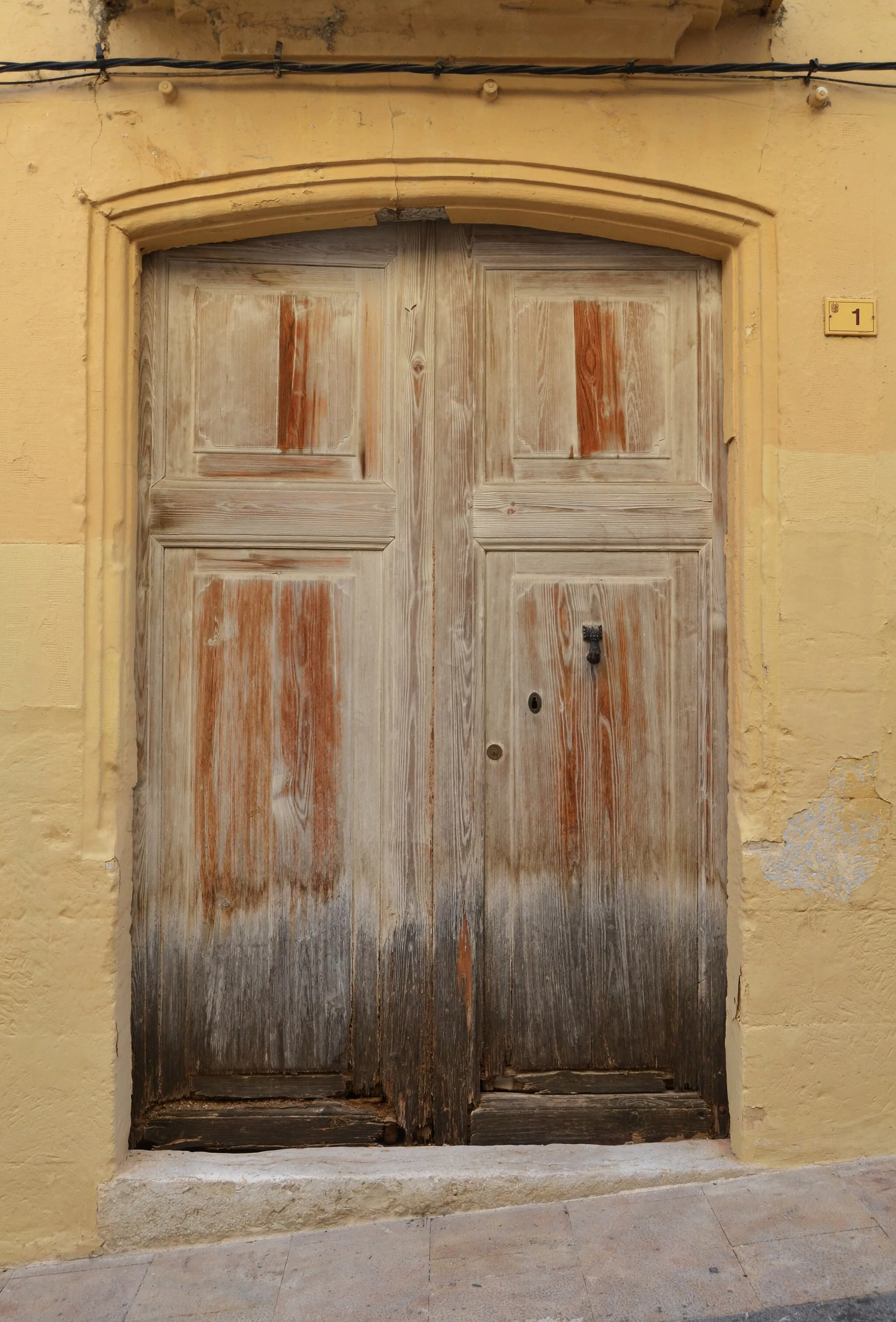 Photo showing: Porta de l'edifici al carrer de l'Hostal, 1, Teulada.