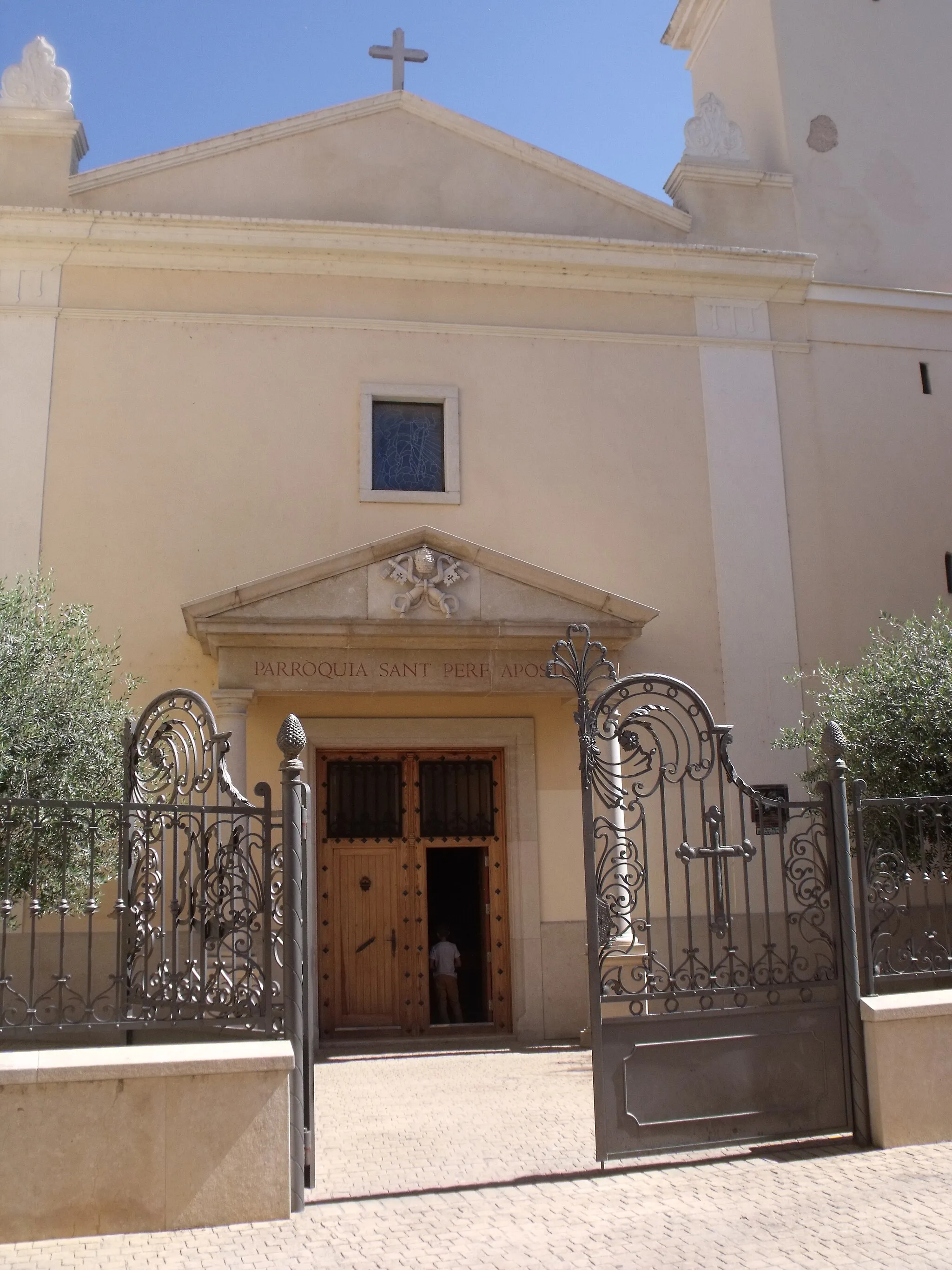 Photo showing: Detalle puerta entrada a la iglesia parroquial