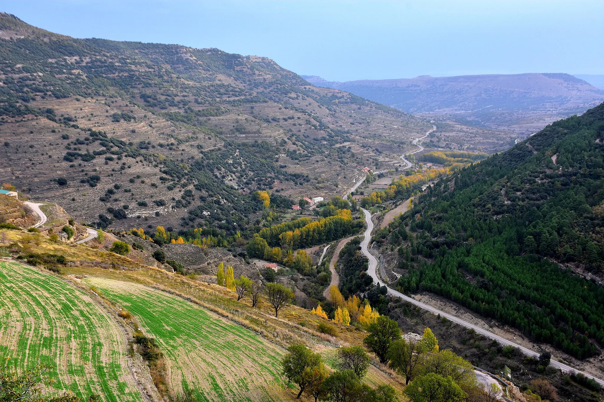 Photo showing: Cantavieja.—Valle del río Cantavieja y carretera A-226 en otoño.