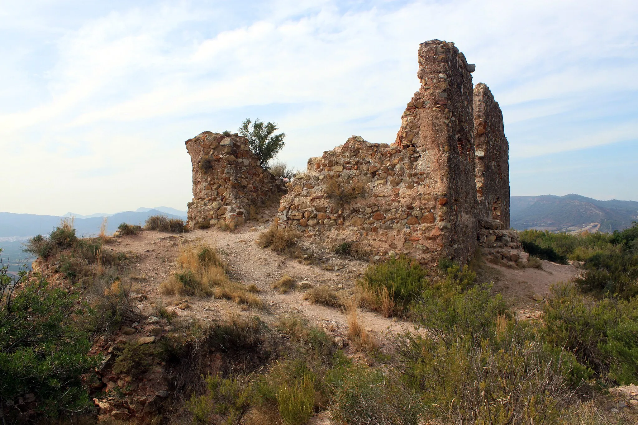 Photo showing: Castillo de Almenara, provincia de Castellón, Comunidad Valenciana. Se observan los restos del recinto edificado en época cristiana sobre las defensas árabes.