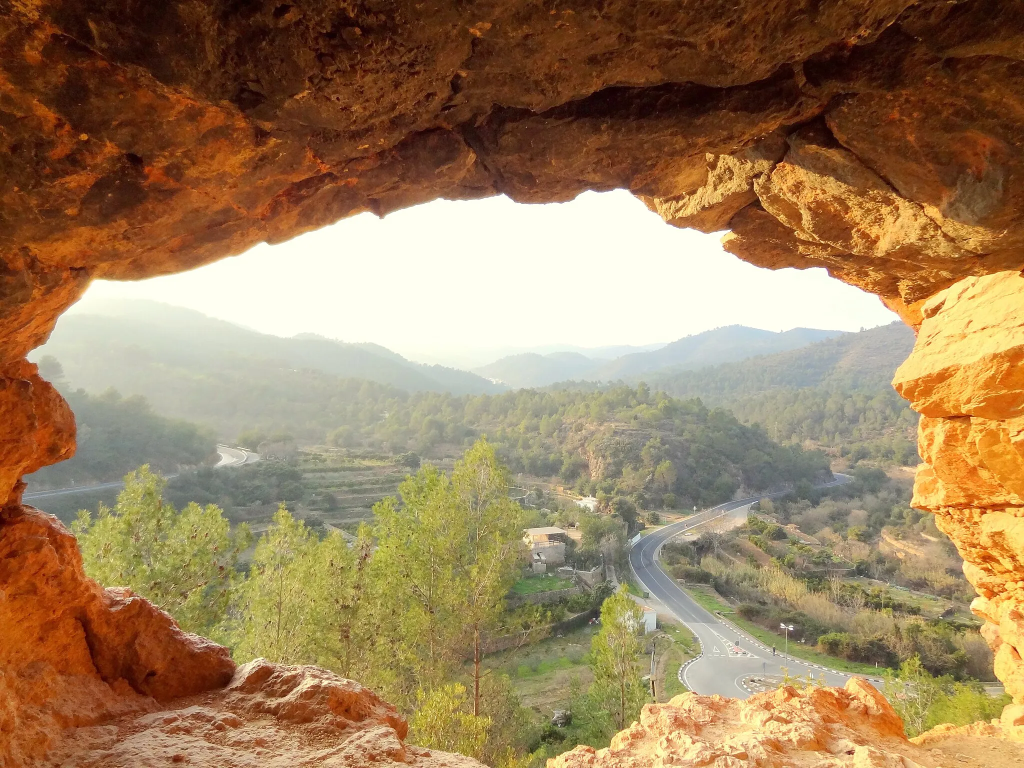 Photo showing: Vistes des de la Cova del Castell, situada davall del castell del municipi de Tales, a la comarca de la Plana Baixa.