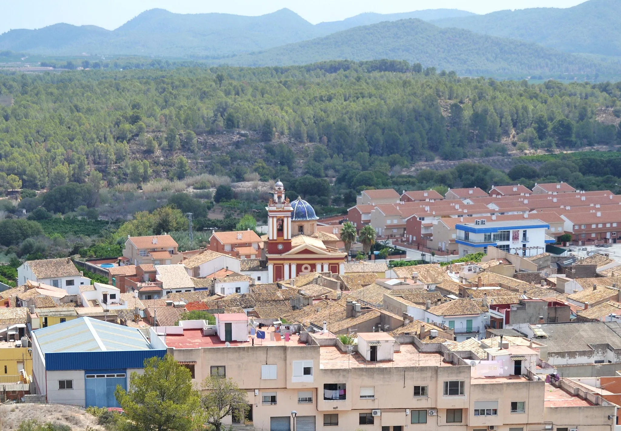 Photo showing: Alfara de la Baronia i església de sant Agustí des de l'ermita.