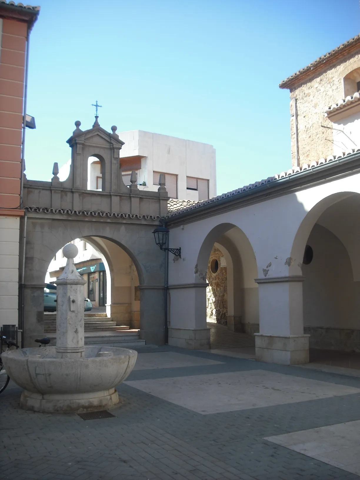Photo showing: Plaça i font de l'església de Sant Vicent Ferrer.