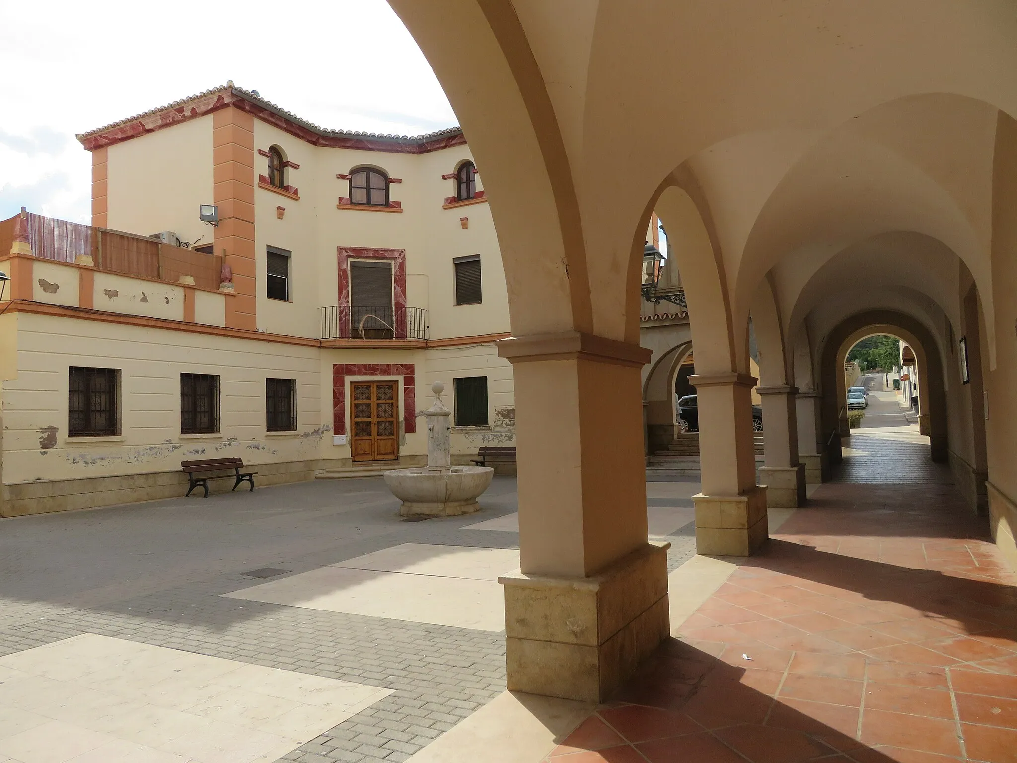 Photo showing: Arcos porticados de la Plaza de la Iglesia de Algimia d'Alfara.