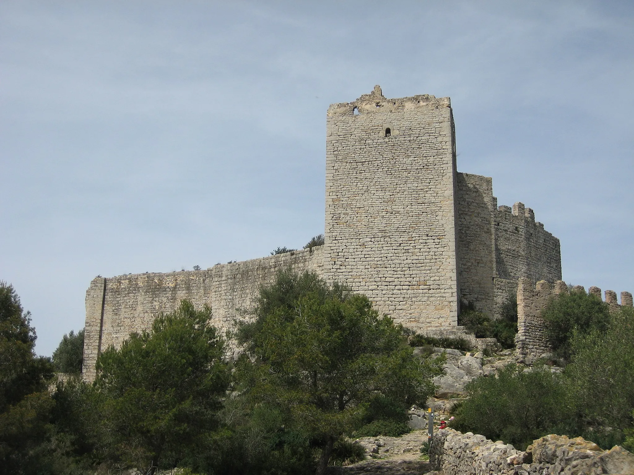 Photo showing: Castell de Polpís des del SE, amb la torre de l'Homenatge al centre, al municipi de Santa Magdalena de Polpís (Baix Maestrat)
