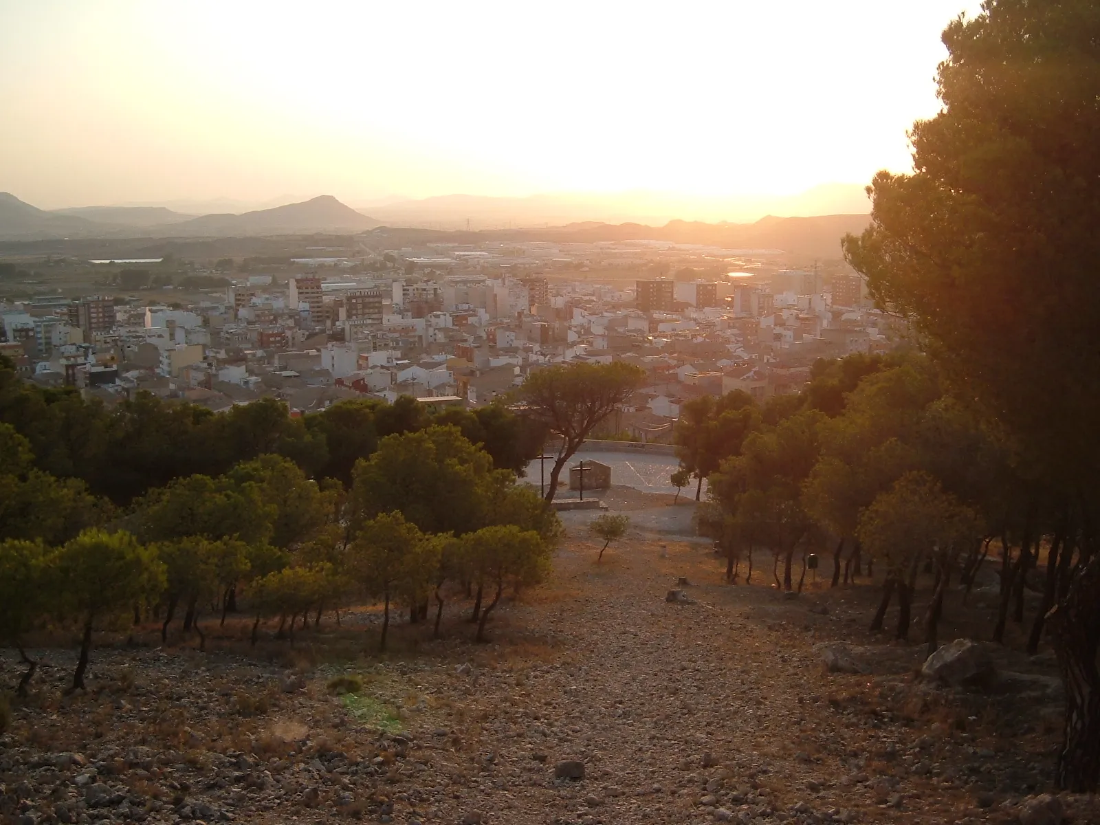 Photo showing: puesta de sol con Villena al fondo, desde la pinada de las Cruces