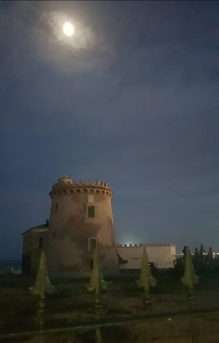 Photo showing: La Torre de la Horadada se encuentra a la orilla del mar