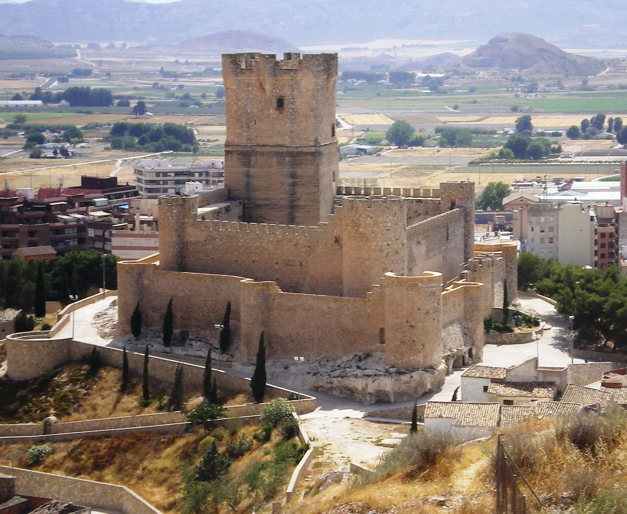 Photo showing: Vista del Castillo de la Atalaya (Villena) desde el inicio del sendero que se dirige a la mina de los colores y salvatierra a los pies de la Sierra de la Villa.
