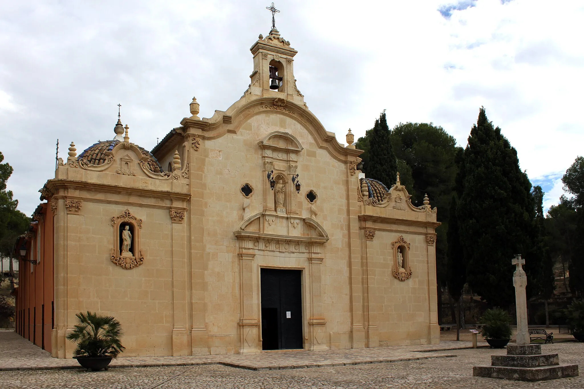 Photo showing: Vista exterior del Santuario de la Virgen de Gracia de Biar, provincia de Alicante, España.