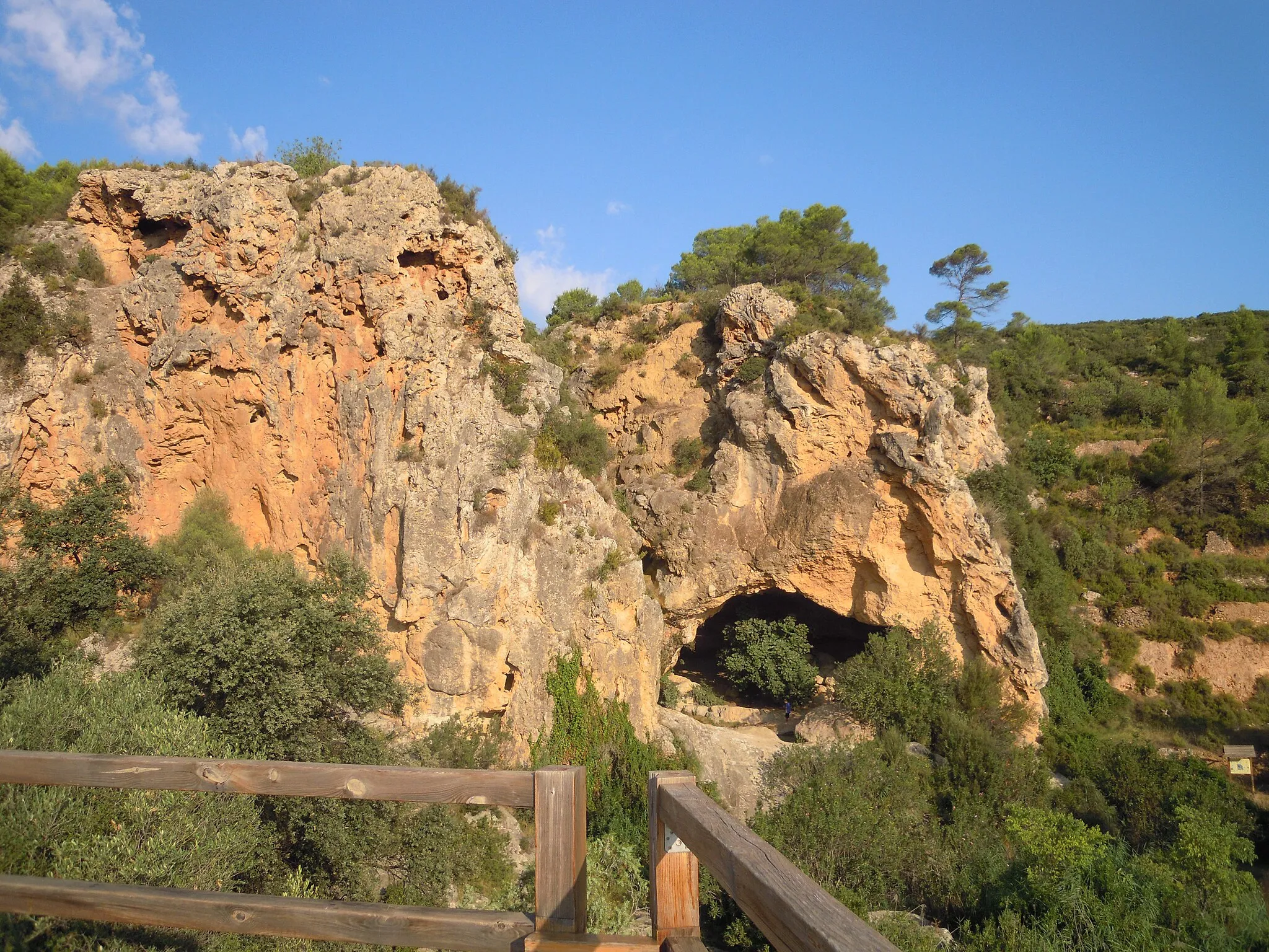 Photo showing: Exterior de la Cueva de las Palomas