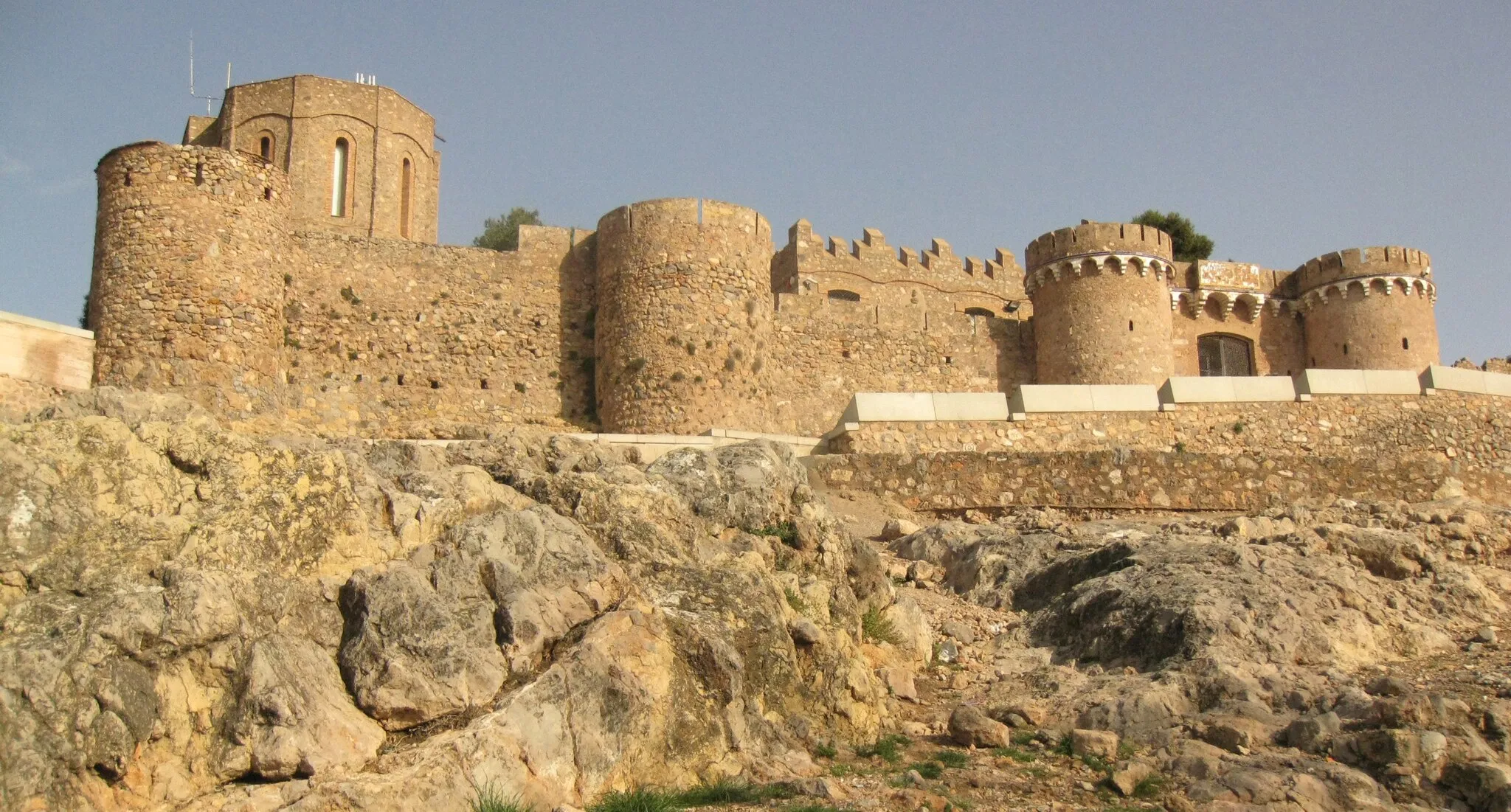 Photo showing: Castell,_muralla_oest,_església_i_portal de l'Albacar_(Onda)