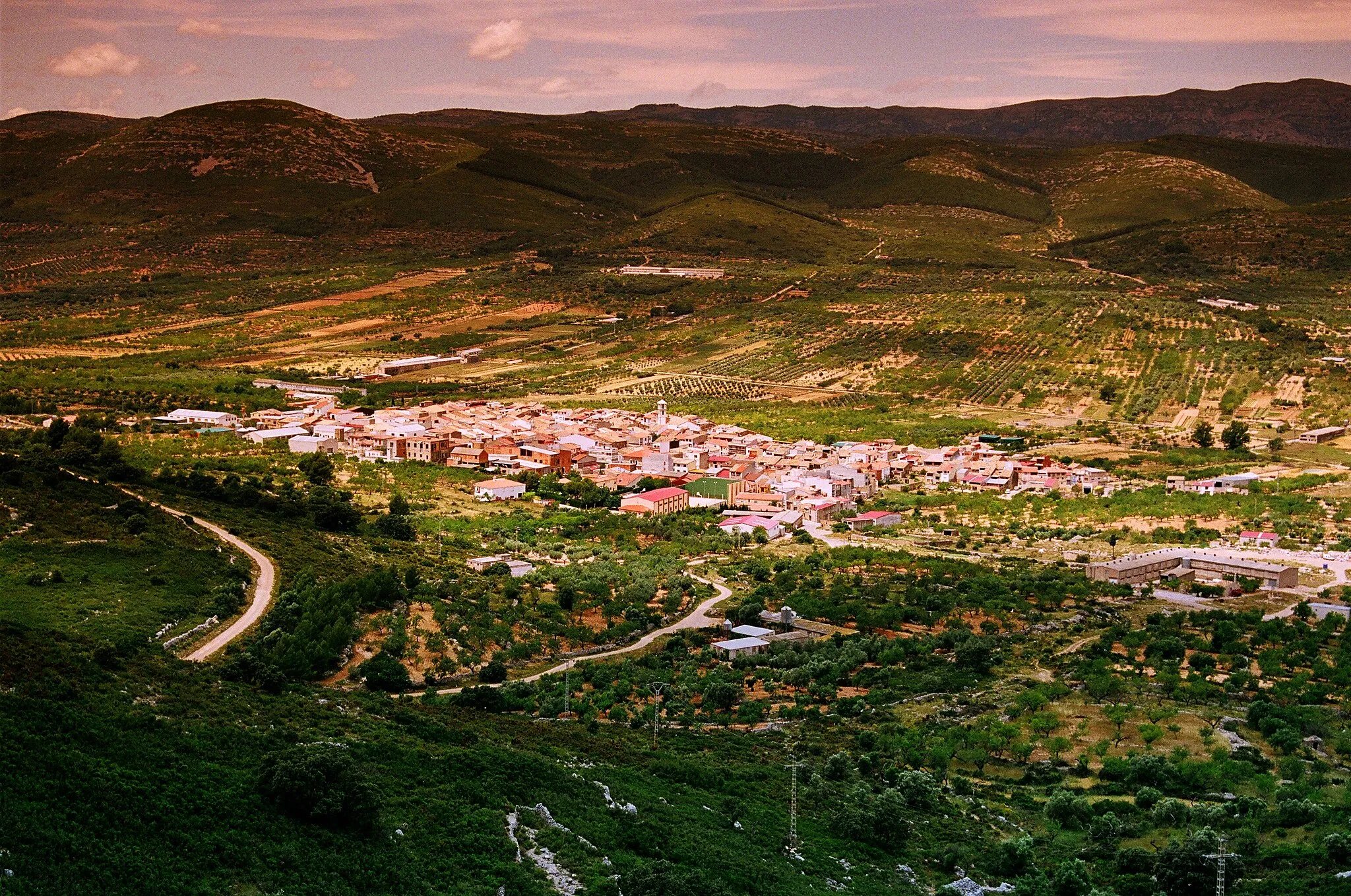 Photo showing: Vista de Tirig desde la ermita de Santa Bárbara