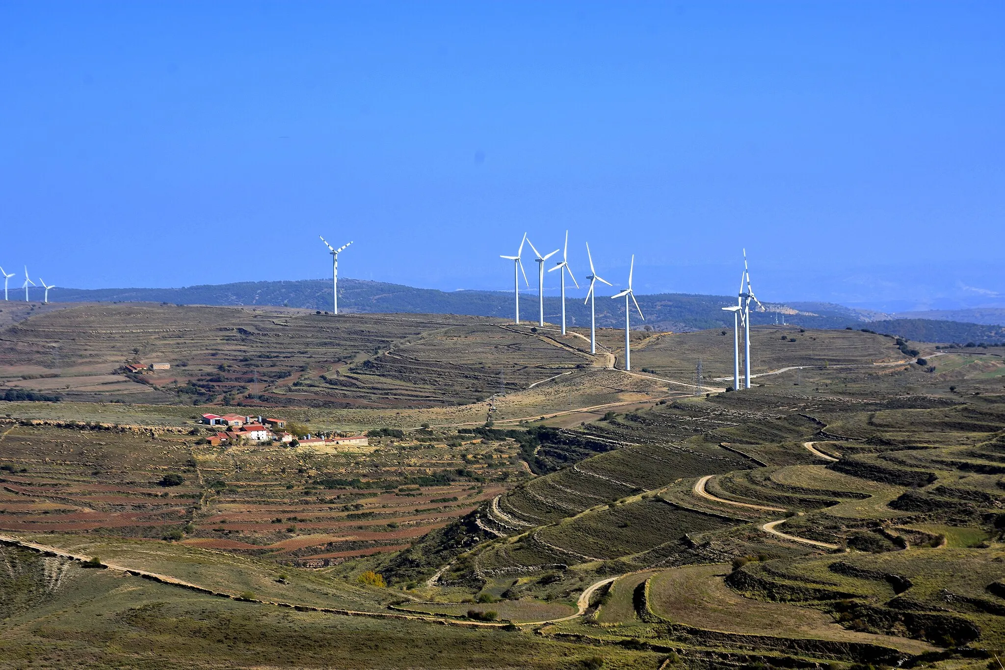 Photo showing: Aerogeneradores en el municipio de Portell de Morella, desde el puerto de las Cabrillas.