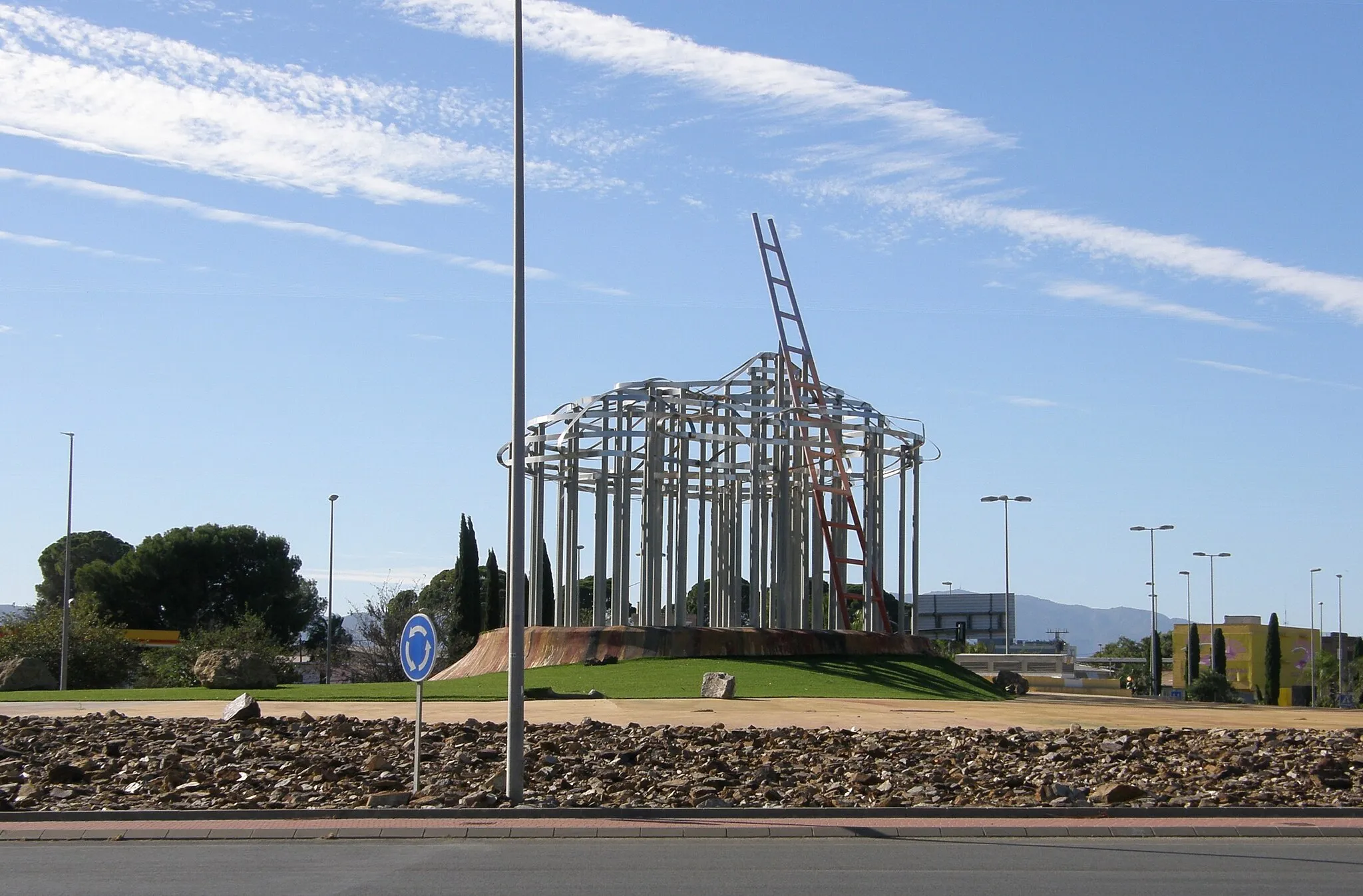 Photo showing: Monumental roundabout "Stairway to Heaven" by Alfonso Albacete is located on Juan de Borbón Avenue in Murcia. It represents a Greek temple with an internal staircase that points to the sky.
