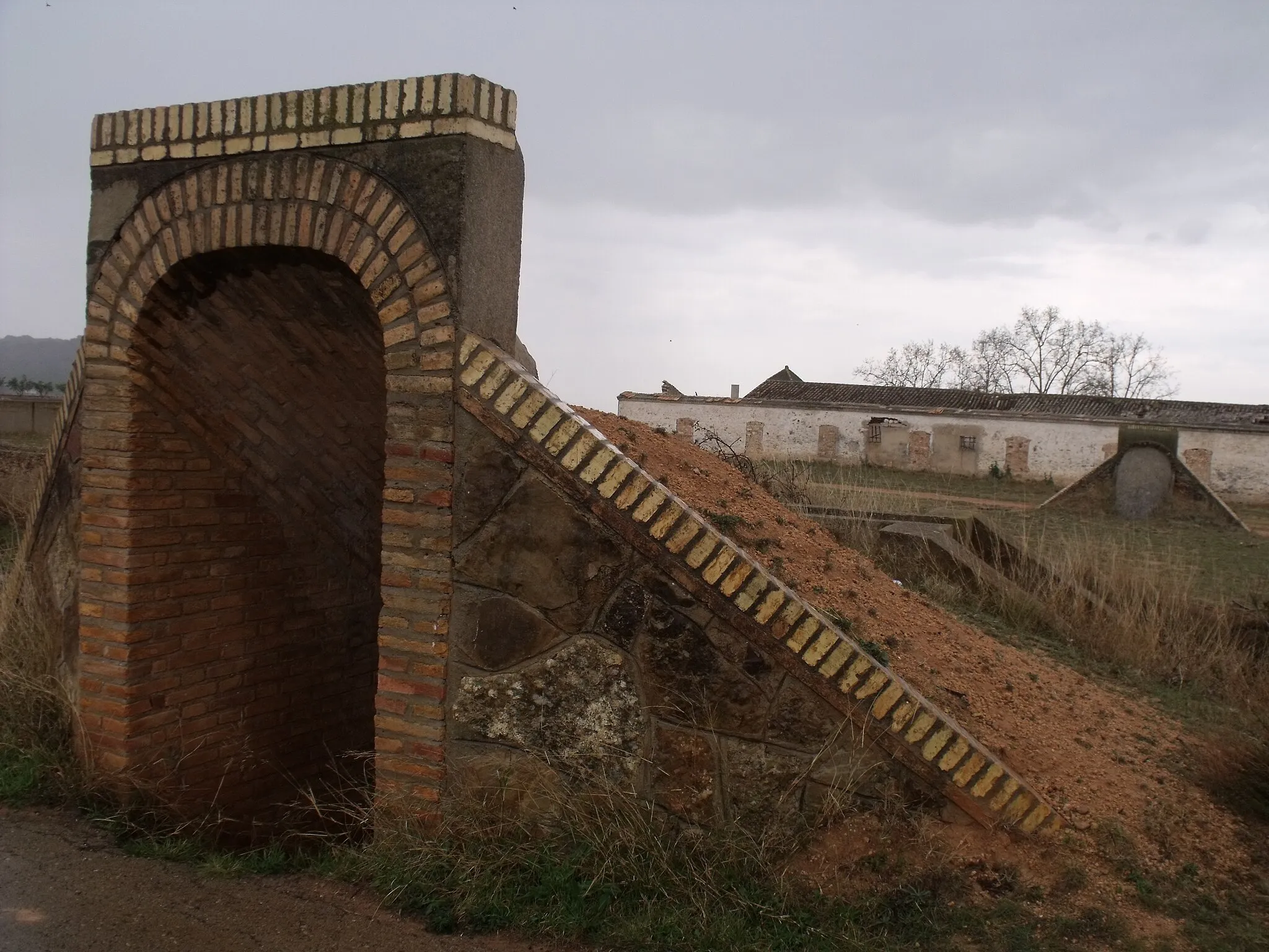 Photo showing: Entrada/salida al refugio del Aeródromo de Villar de la Libertad