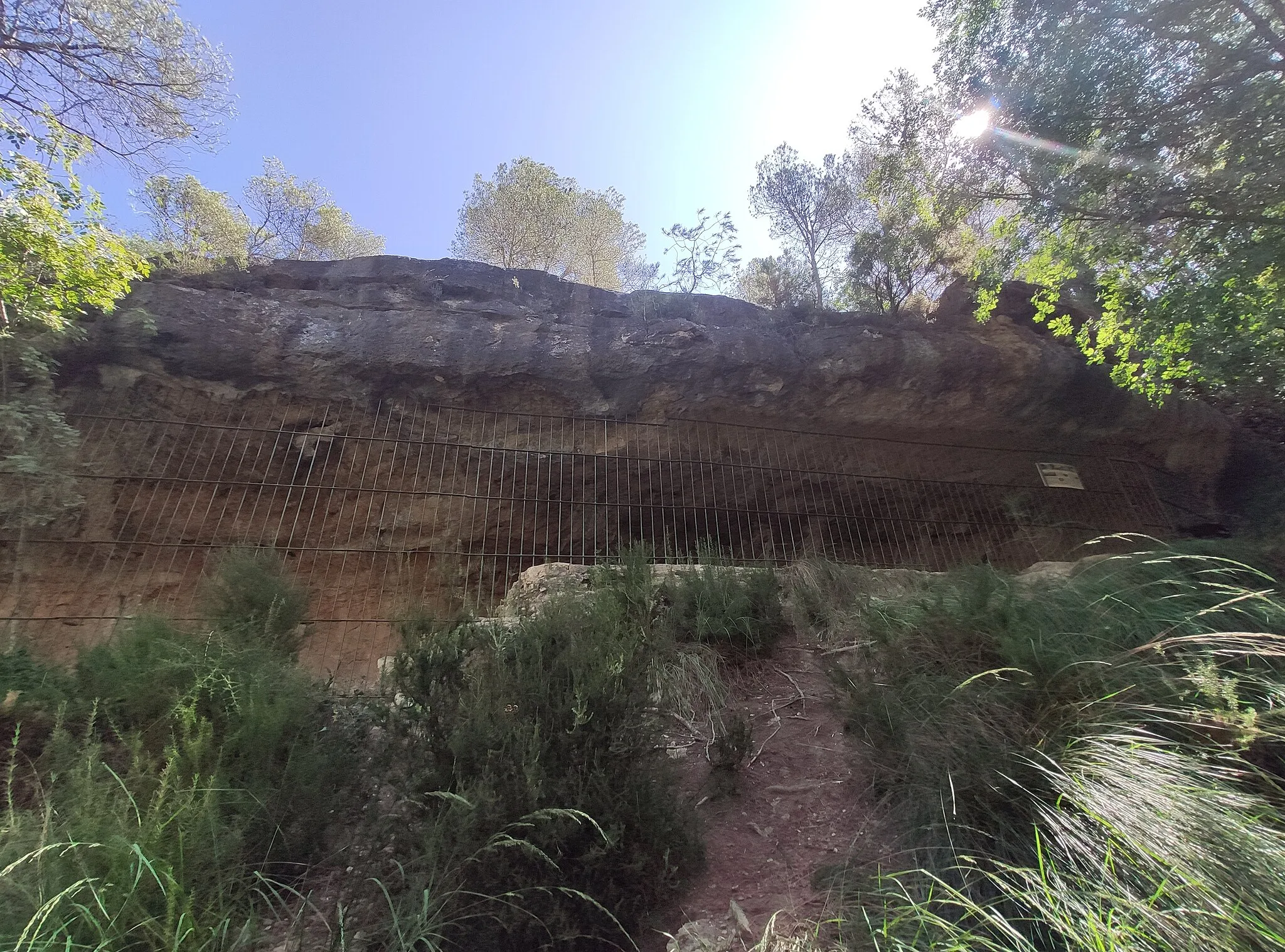 Photo showing: Abrigo natural ubicado en el Barranco Moreno en Bicorp (Valencia) con dibujos de Arte Rupestre (Arte Esquemático Antiguo y Arte Levantino)