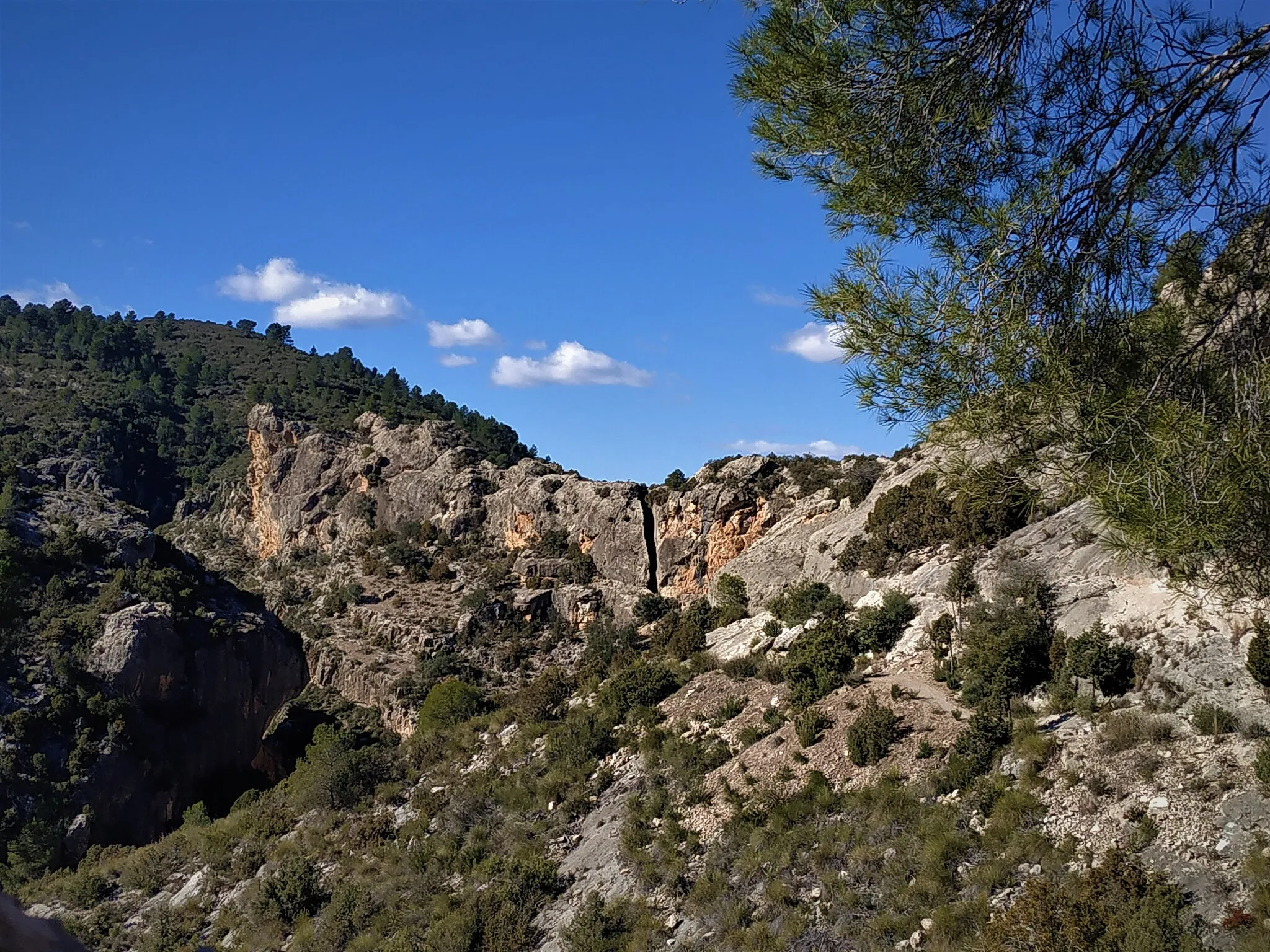 Photo showing: Corte en la montaña realizado entre los S. I y II por los romanos en el yacimiento de "Peña cortada" en Calles