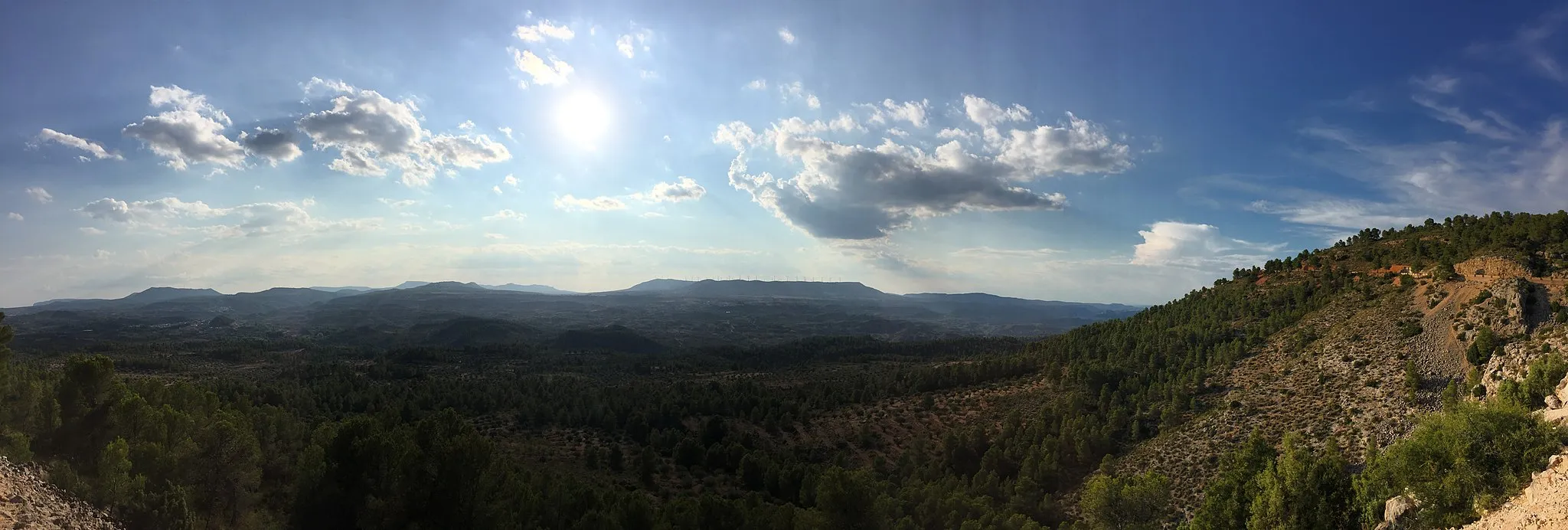 Photo showing: Vista panorámica del valle de Cofrentes desde Cuesta Blanca, Teresa de Cofrentes aparece en el lado izquierdo.