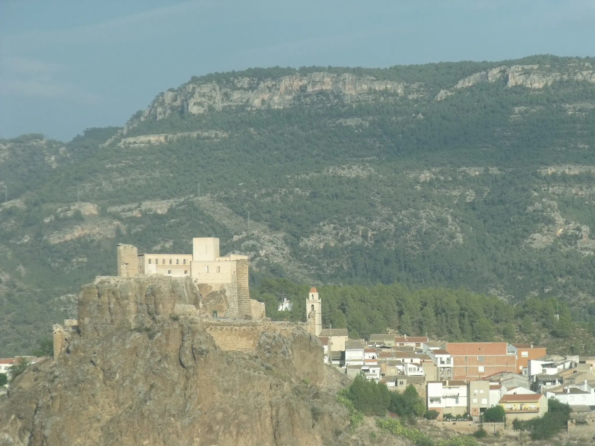 Photo showing: Vista del castillo de Cofrentes desde la carretera
