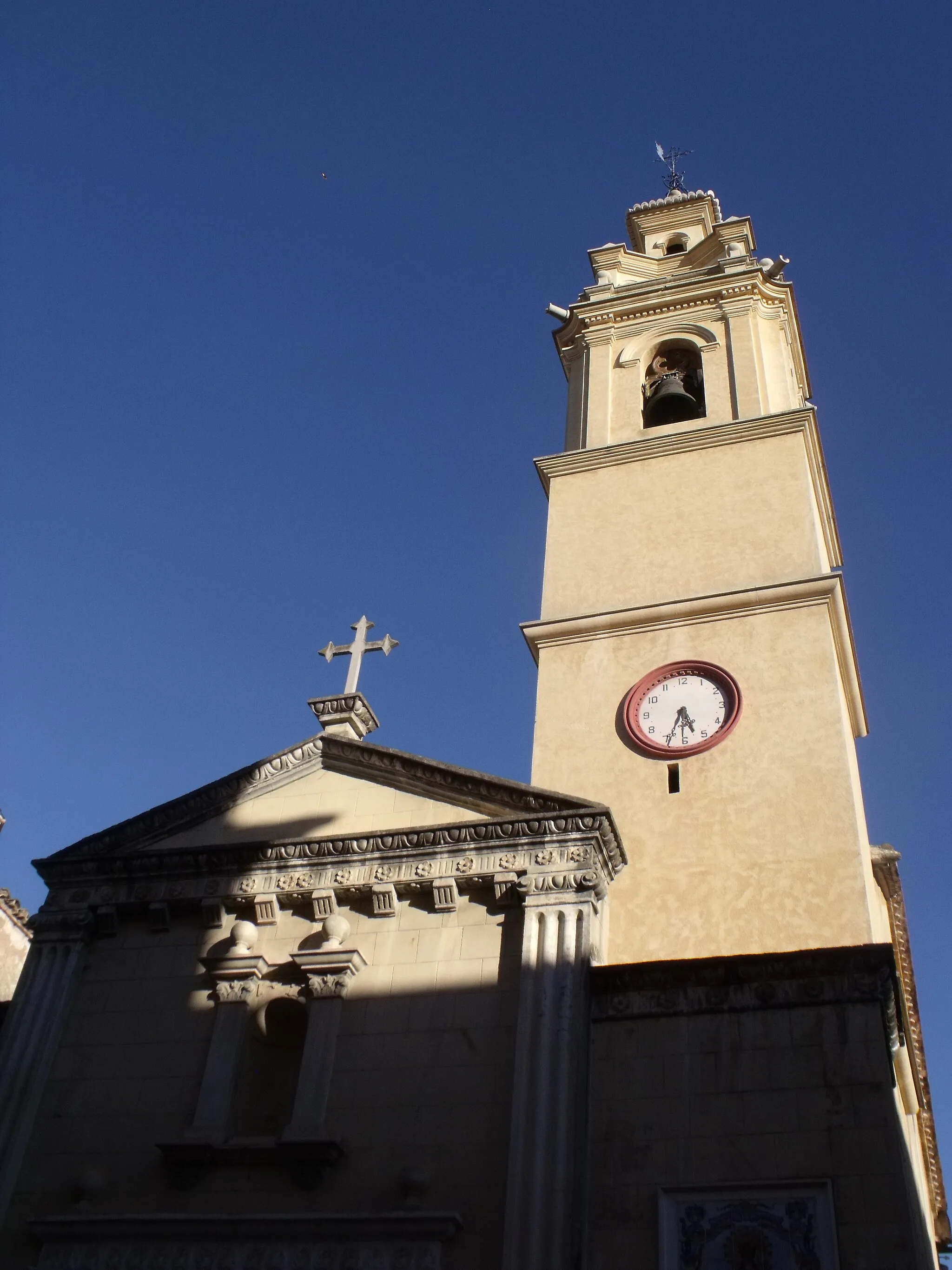 Photo showing: Puerta principal de acceso y campanario de la Iglesia parroquial de la Natividad de Nuestra Señora de Llosa de Ranes