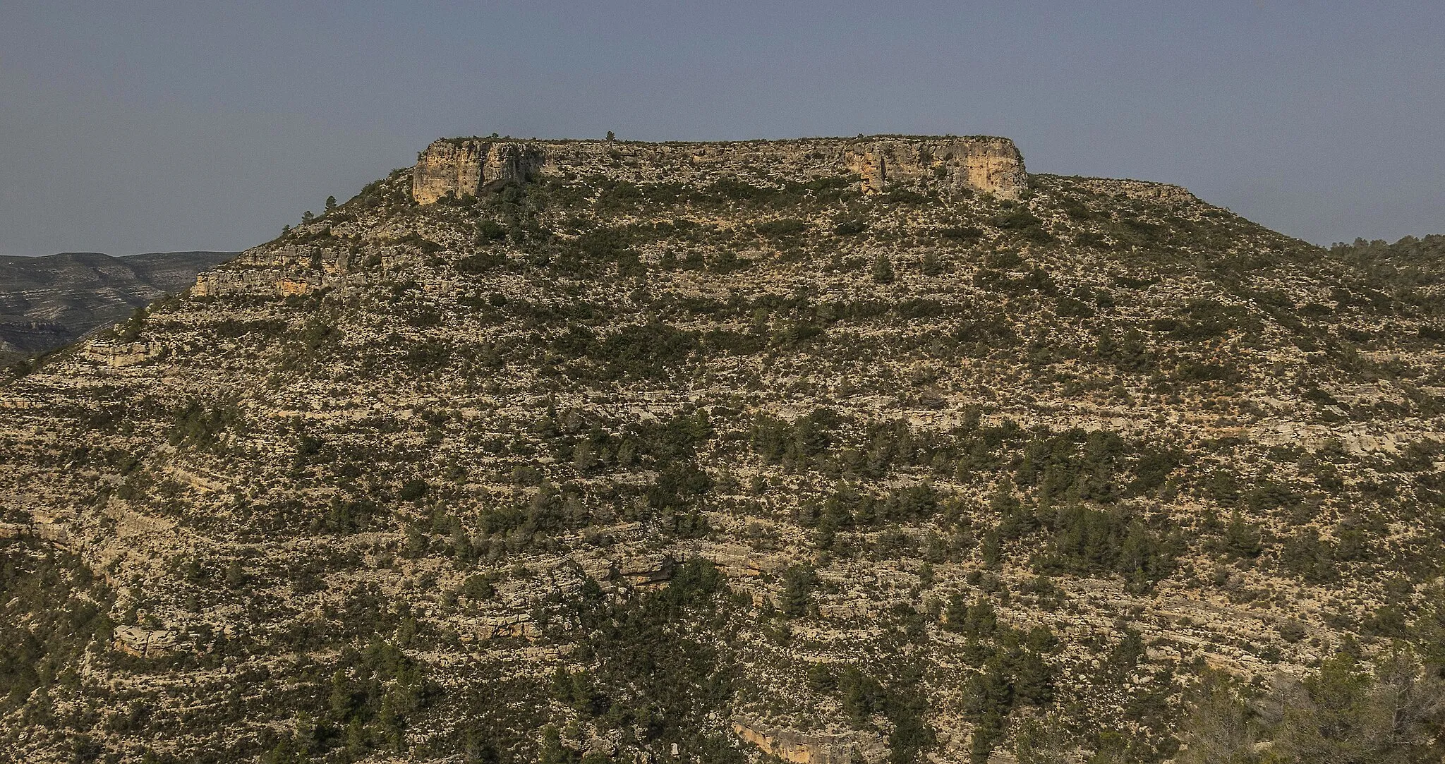 Photo showing: És una muntanya de la Ribera Alta del País Valencià, situada al terme de Tous.