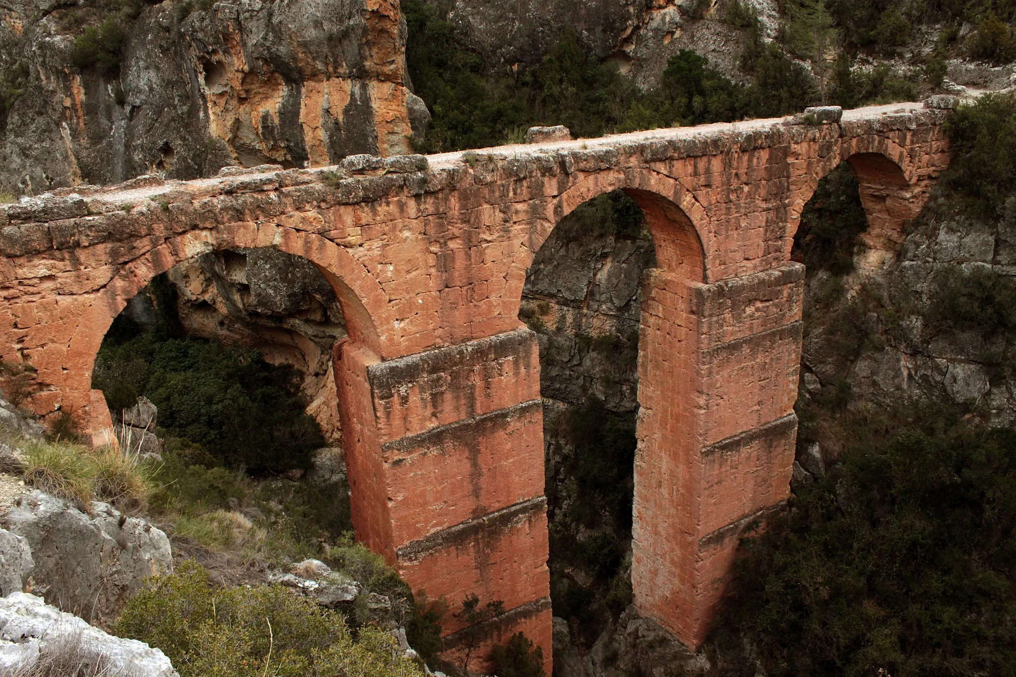 Photo showing: Acueducto de Peña Cortada. Obra romana construída para salvar el barranco de la cueva del Gato. El acueducto consta de tres arcos, tiene una longitud de 36 metros y una altura máxima de 18 metros. Localidad de Calles, provincia de Valencia, Comunidad valenciana.