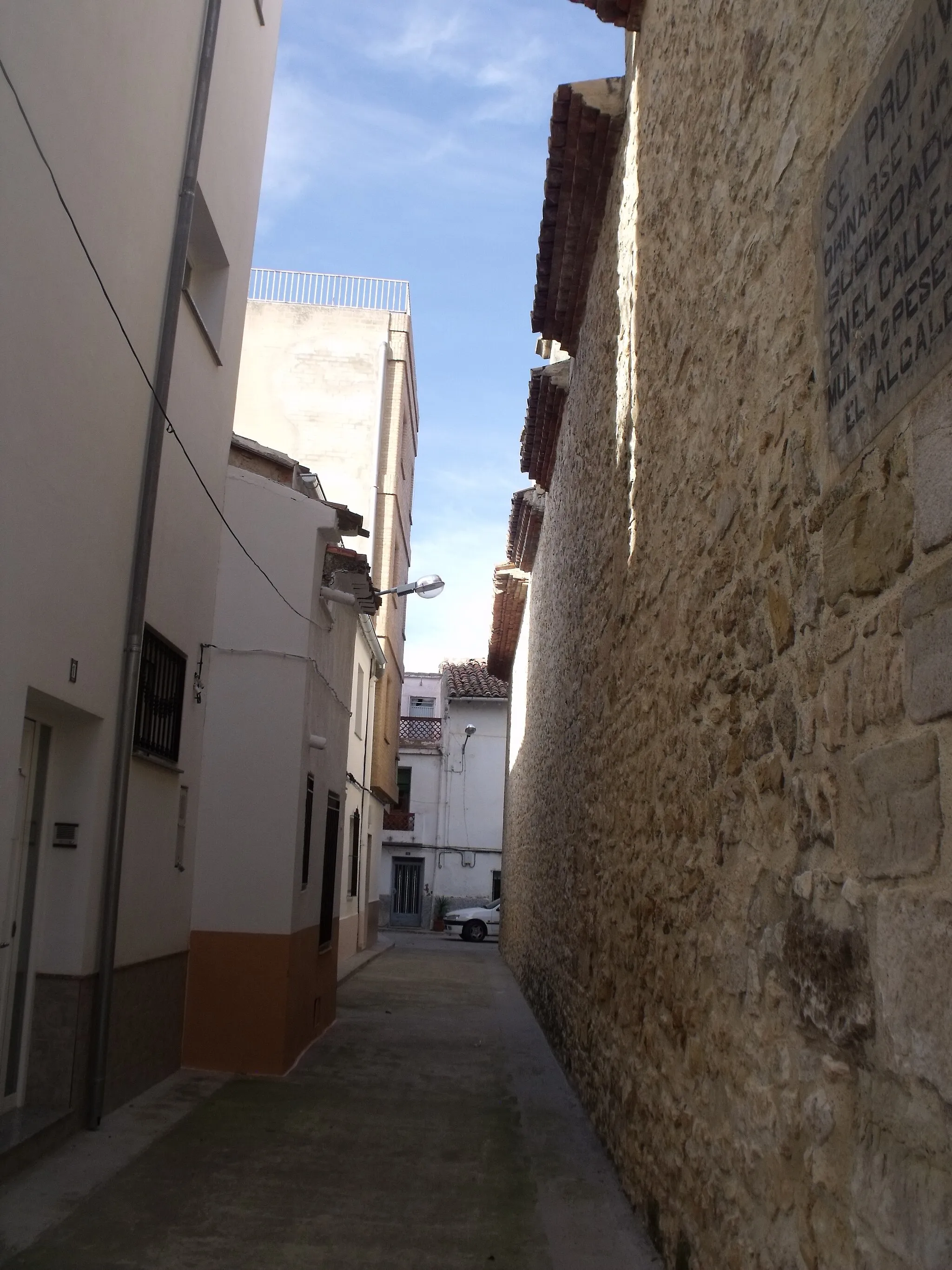 Photo showing: Calle lateral de la iglesia