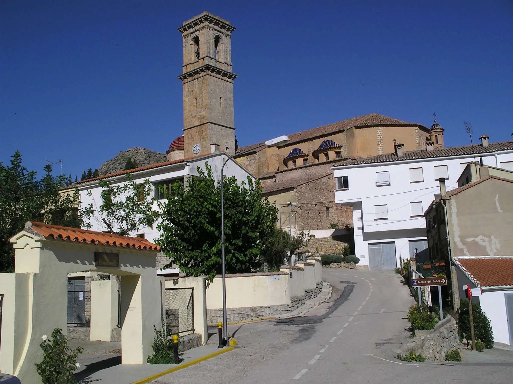 Photo showing: Vista de Andilla desde la entrada, con la Iglesia al fondo