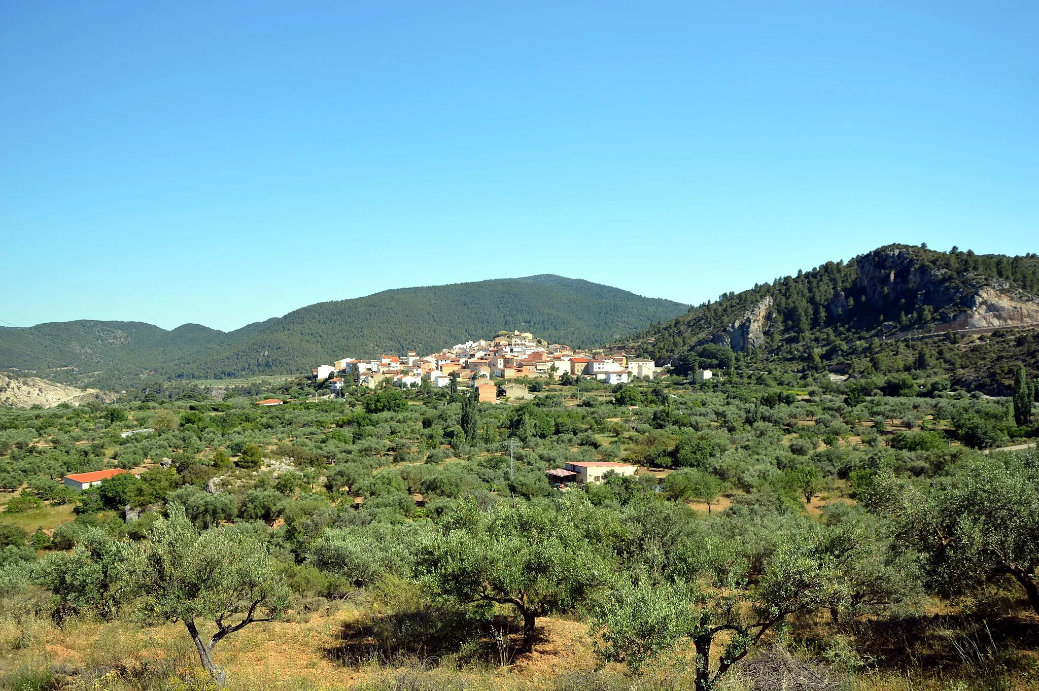 Photo showing: Vista general (septentrional) de Santa Cruz de Moya, desde la carretera N-330a (2018).