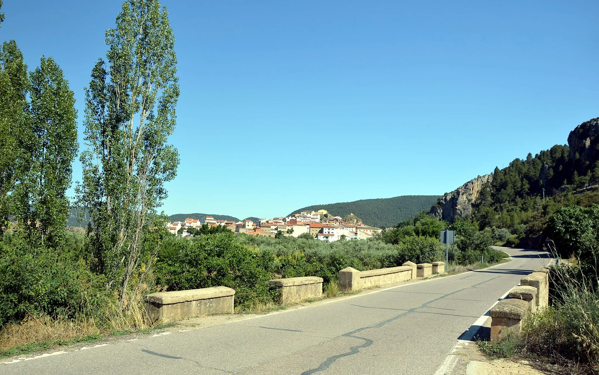 Photo showing: Vista general (noroccidental) de Santa Cruz de Moya, desde los pretiles del puente que salva el riachuelo de Asturias en carretera N-330a (2018).