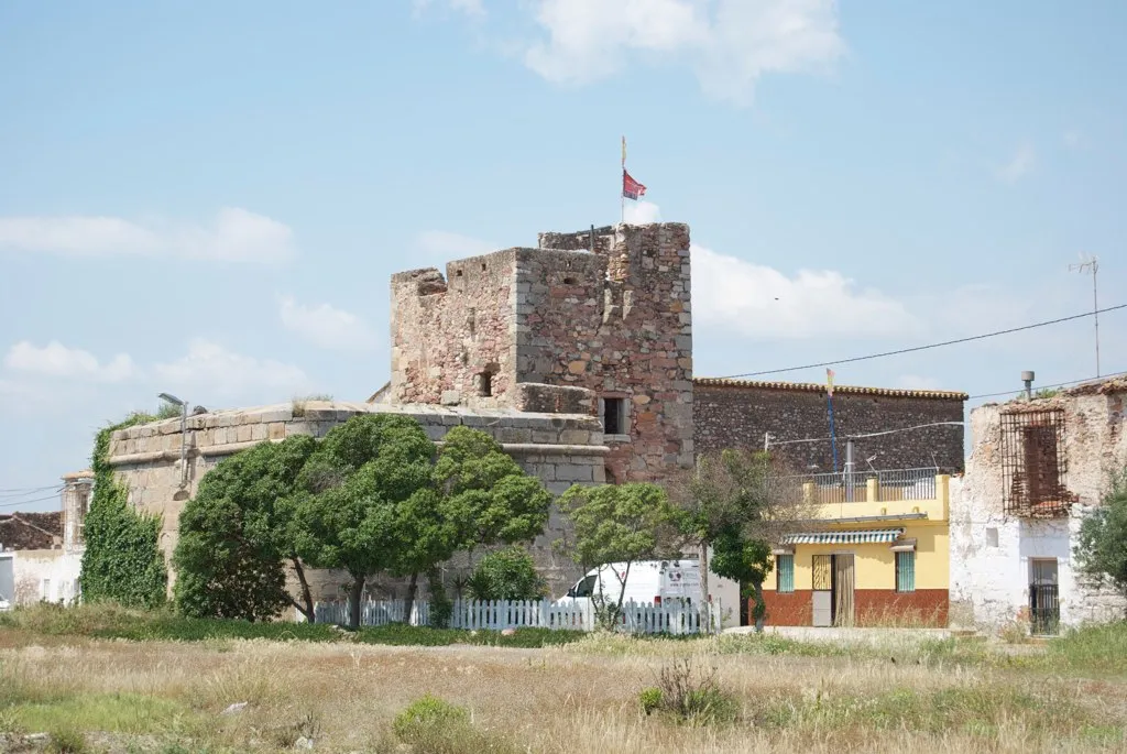 Photo showing: El fortín del Grau Vell de Sagunt es un gran conjunto defensivo que se inicia en el s. XV con la construcción de la torre, preparado para acciones militares, disponiendo de almacenes (edificados entre 1607 y 1771, fecha que aparece en uno de ellos), caballerizas, arsenal, etc. Pertenecía al sistema de defensa costero que defendía el Grau de Sagunt.