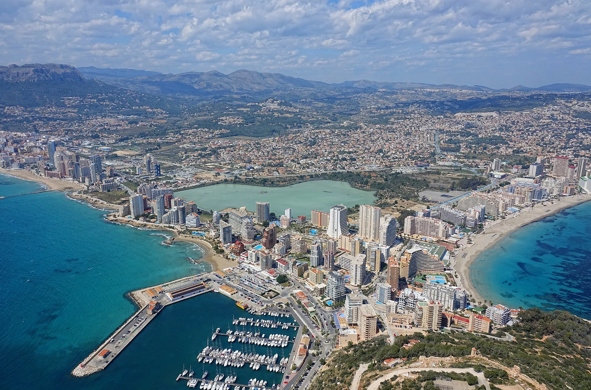 Photo showing: Calp as seen from the top of the Pico de peñón de Ifach, a tall cliff south-east of the town.