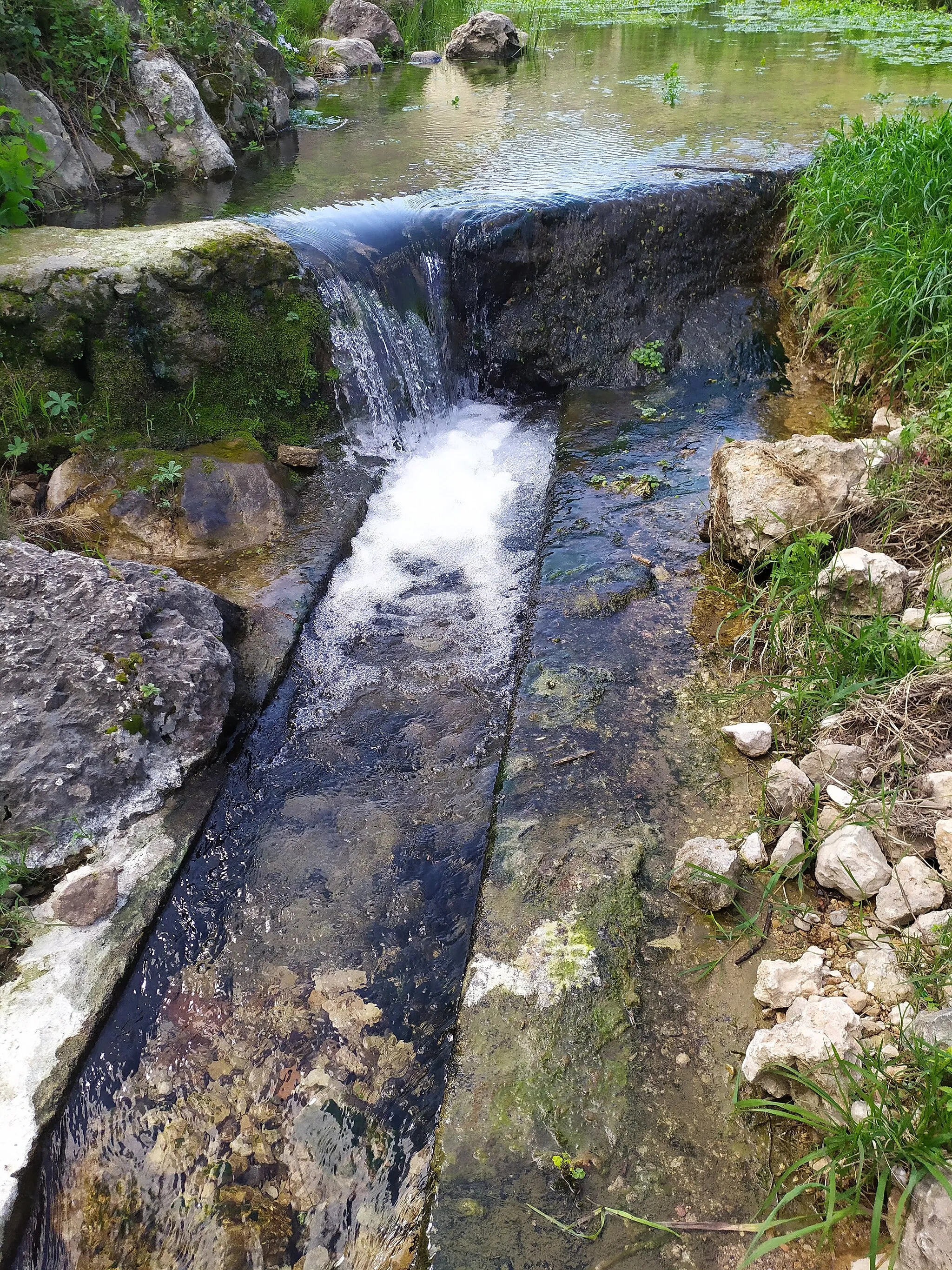 Photo showing: Ditch and weir of the montane hydraulic system of Millares (Valencia), which, like others of the Xúquer river, supplied by a boulevard, small rivers or a spring, has survived unscathed to the present day. Irrigation from sources, draining galleries (qanats) or small dams that come from the Muslim period.