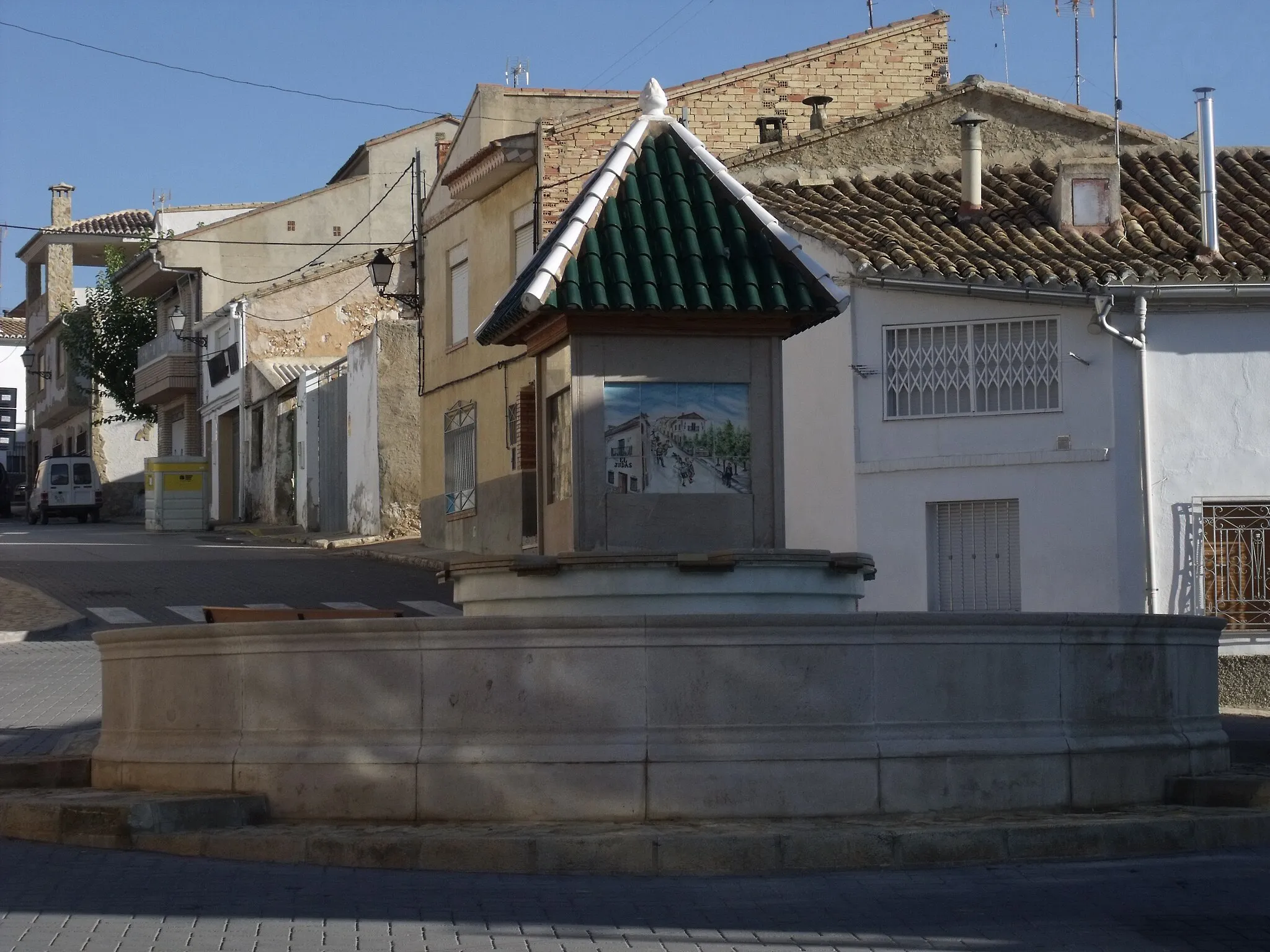 Photo showing: Fuente con retablos de las fiestas de Venta del Moro