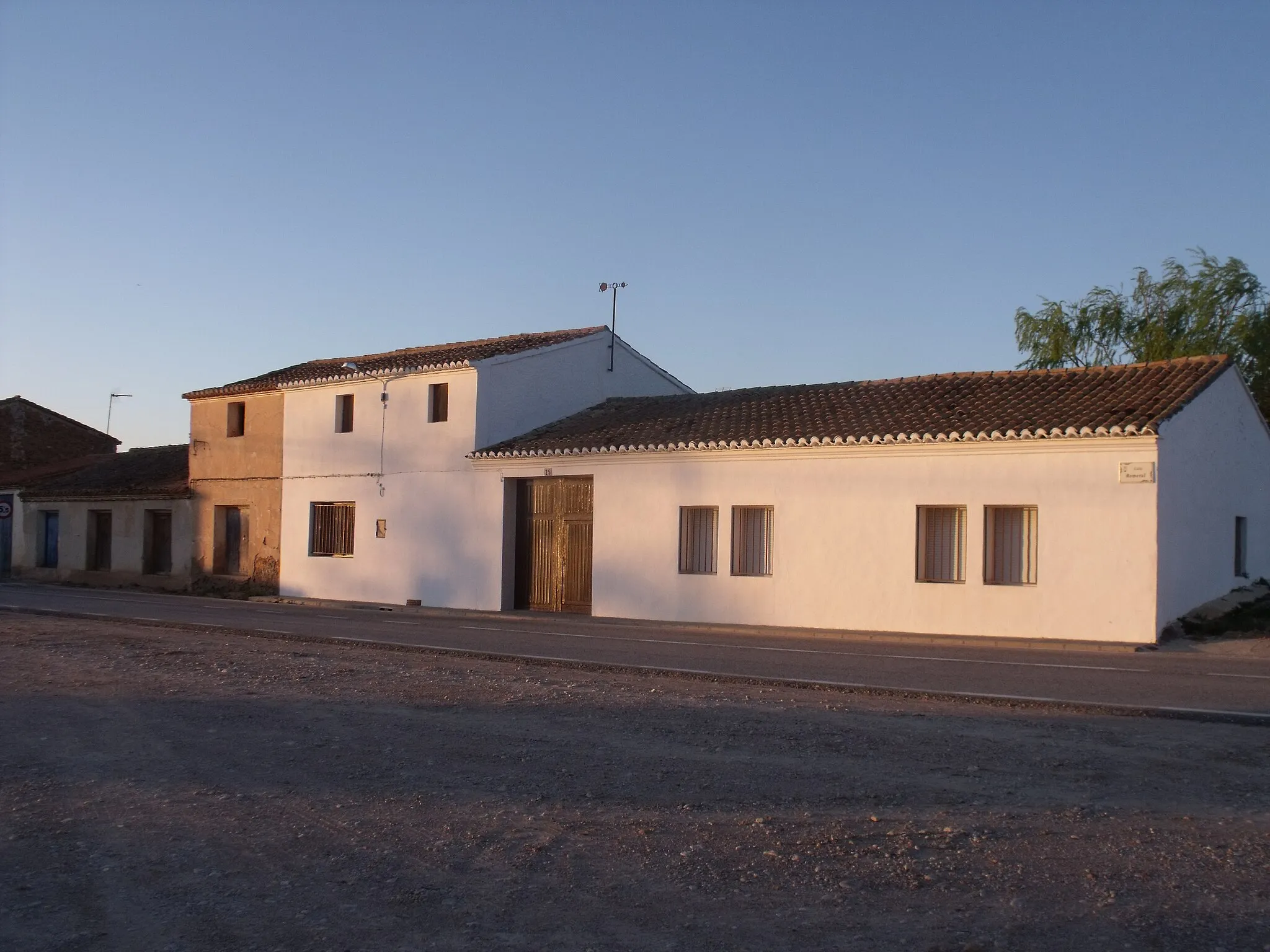 Photo showing: Edificios cerca de la Cooperativa vitivinícola